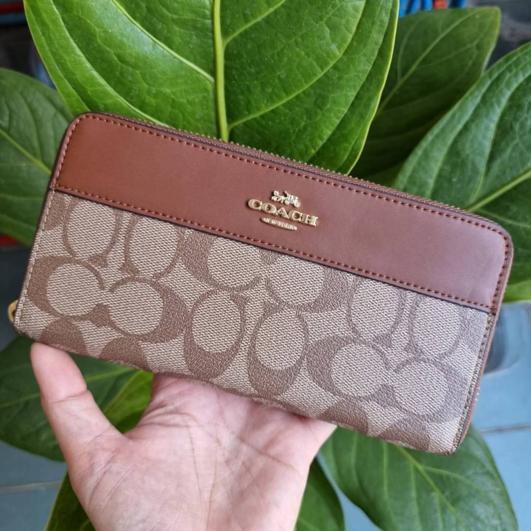 COACH F76873 ACCORDION ZIP WALLET IN SIGNATURE CANVAS Best seller กระเป๋าสตางค์รุ่นคลาสสิค ซิกเนเจอร์ของแบรนด์ ที่ขายดีตลอดกาล วัสดุหนังแคนวาสเคลือบสลับหนังแท้ เปิด-ปิดด้วยซิปรอบ รูดใช้งานง่าย ใส่บัตรได้ มีช่องซิปใส่เหรียญ ใส่มือถือได้ พกใบนี้ใบเดียวเอาอย