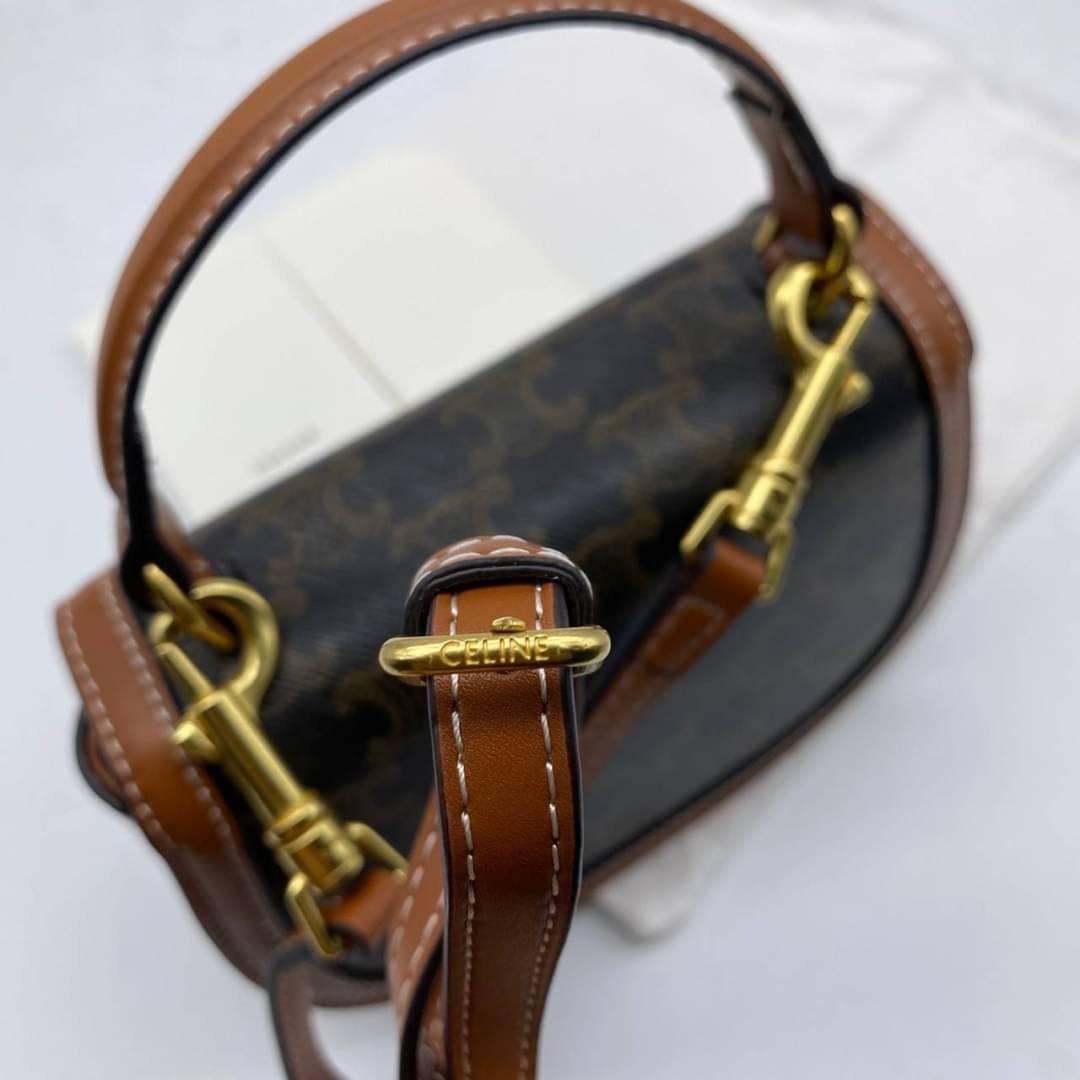 CELINE Mini besace triomphe in shiny top handle กระเป๋าสะพายคาดลำตัวพร้อมหูจับถนัดมือ ได้รับความนิยมอย่างมาก ด้วยรูปร่างทรงโค้งมนมีความคลาสสิกตามแบบฉบับแบรนด์