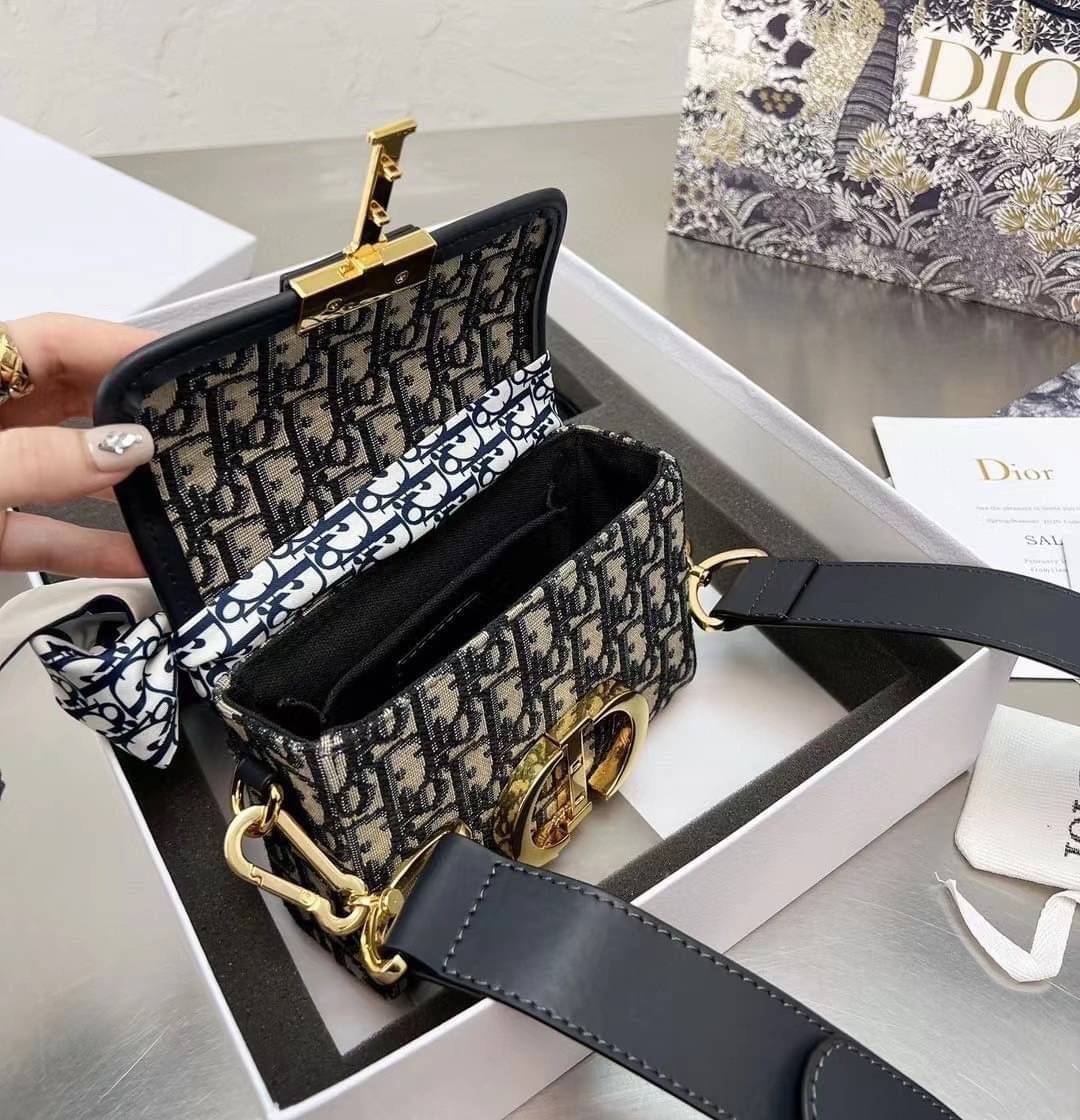 DIOR SET BAG / DIOR 30 Montaigne Box Bag / CD LIMITED EDITION GIFT BOX WITH GOLD STAR BOUTIQUE SET พร้อมเสิร์ฟครบชุด แรร์ไอเท็ม ที่ถูกรวมไว้ในหนึ่งเดียว กับ gift box limited จัดให้ทั้งกระเป๋าสะพายสุดหรู กระเป๋าสตางค์ใบสั้นรุ่นคลาสสิค ribbon เข้าเซ็ท และ g