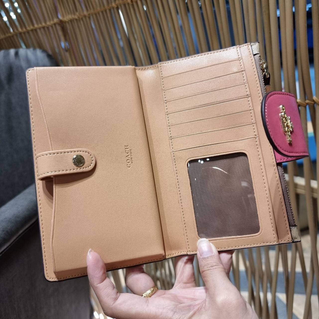 พร้อมส่ง 7 สี COACH C2874 TECH WALLET IN COLORBLOCK SIGNATURE CANVAS จัดให้สีใหม่ก่อนใคร!! ดีไซน์ใหม่ คอลเลคชั่นสวยหรู กระเป๋าสตางค์พร้อมสายคล้องมือ ง่ายต่อชีวิตมากจ้า!! มันดีอะไรเบอร์นี้ ใส่ได้ทั้งบัตร และโทรศัพท์ก็ใส่ได้ทุกรุ่น แถมยังมีช่องซิปแยกไปอีก ช