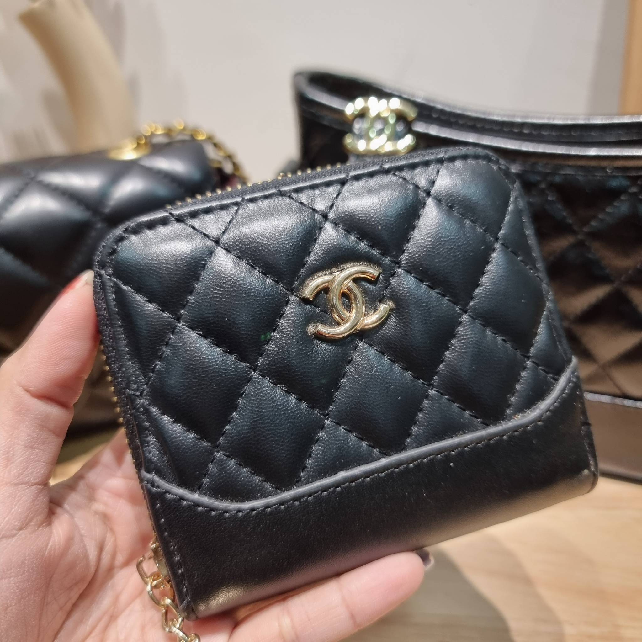 CHANEL GIFT SET สุดหรูชวนให้สะสมส่งท้ายปี กับไอเท็มลิมิเต็ดและ best seller พร้อมเสิร์ฟครบชุด สุดคุ้ม มาพร้อมกระเป๋าสะพายถึง 2 ใบ เด็ดทั้งคู่ๆ วัสดุหนังวัว และยังไม่พอ มีกระเป๋าสตางค์แถมให้ไปอีก 1ใบ สวยครบจบในเซ็ทเดียว!!