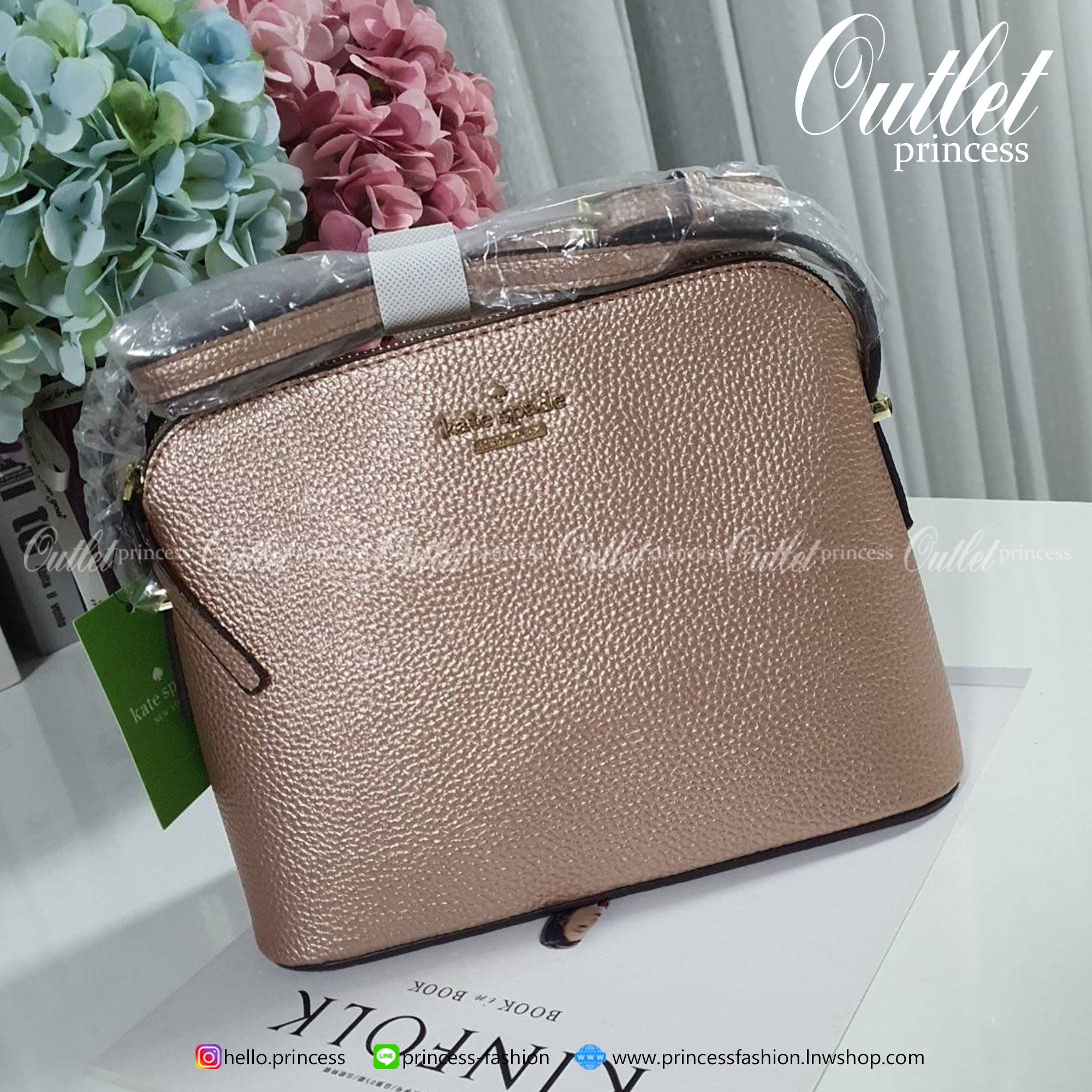 KATE SPADE CROSSBODY BAG แบรนด์ดังจากอเมริกาสุดฮิตของวัยรุ่น กระเป๋าสะพาย ขนาดน่ารักกำลังดี เปิดปิดด้วยซิปเดียวด้านบน ภายในมีช่องเล็ก1ช่อง ใส่มือถือได้ทุกรุ่นและกระเป๋าสตางยาวได้ ความยาวสาย 117cm ปรับได้ถึง5ระดับ รุ่นฮิตอีกรุ่นที่ไม่ควรพลาดเลยคร้า