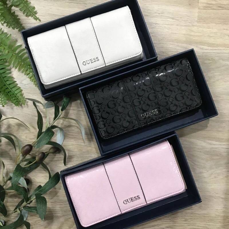 GUESS FACTORY WOMEN'S WALLET กระเป๋าสตางค์ใบยาว3พับดีไซน์ยอดนิยมหนังปั้มโลโก้รอบใบด้านหน้าประดับโลโก้แบรนด์สวยหรู เปิดปิดด้วยฝาปิด ภายในมีช่องใส่รูป ช่องใส่ธนบัตร แบงก์พัน และช่องใส่บัตรหลายช่อง แยกเป็นสัดส่วน ภาพถ่ายจากสินค้าจริง ตัวจริงสวยน่าใช้ค่ะ