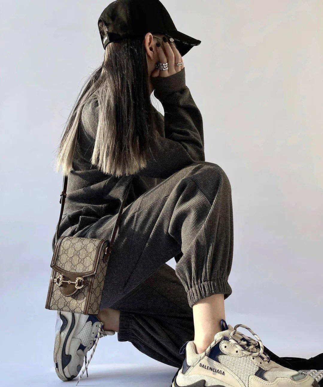 Gucci Horsebit 1955 Phone Bag with Strap กระเป๋าสะพาย กระเป๋าใส่โทรศัพท์ งานแฟชั่นคลาสสิก หนังผสมวัวแท้สีน้ำตาล อะไหล่สวย ดีไซต์สัญลักษณ์วงแหวนตามแบบฉบับ GG มาพร้อมกล่องแบรนด์และสายสะพายยาวที่สามารถปรับระดับได้ พร้อมส่งให้สะพาย สวยๆ กันแล้ววันนี้ ใบนี้ mu