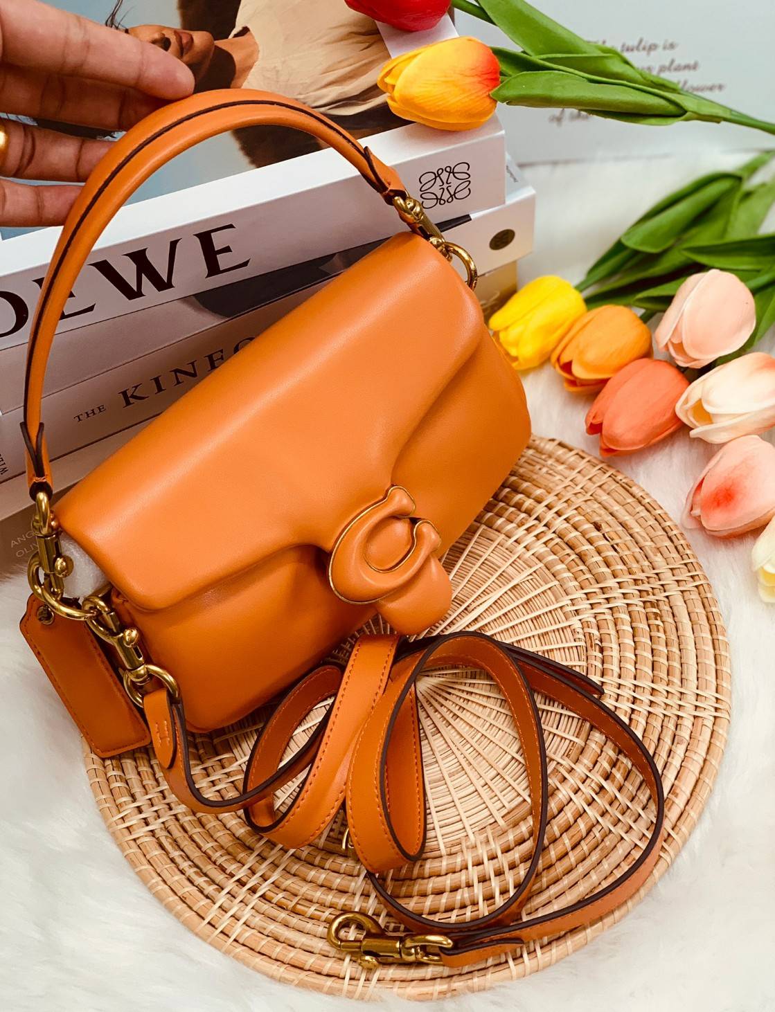 รุ่นใหม่ล่าสุด ได้ไปไม่ผิดหวังแน่นอนจ้าา😁COACH PILLOW TABBY SHOULDER BAG 18 ((C3880)) พร้อมส่งที่ไทย คุณภาพเกินราคา! กระเป๋าหิ้ว//สะพายแบบครอสบอดี้ร์ 🔺หนัง nappa หนานิ่ม นุ่มมากๆ รุ่นใหม่ล่าสุดค่ะ! พร้อมโลโก้รุ่นใหม่ด้วยเช่นกัน เพิ่มความหร