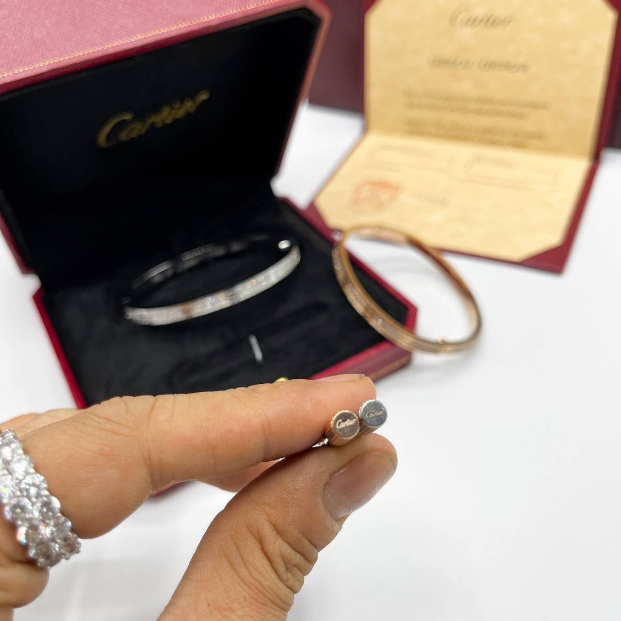 Cartier Love Bracelet Small Model กำไลข้อมือคาเทียร์ เกรดเทพออริจินิล ปั้มทุกจุด มีเลขปั้มด้านในวงครบ วัสดุคุณภาพดี ไม่ลอกไม่ดำ พร้อมกล่องหนาตามแบบปั้มลายแบรนด์ ภาพสินค้าถ่ายจากงานขายจริง ใช้งานต่างประเทศได้