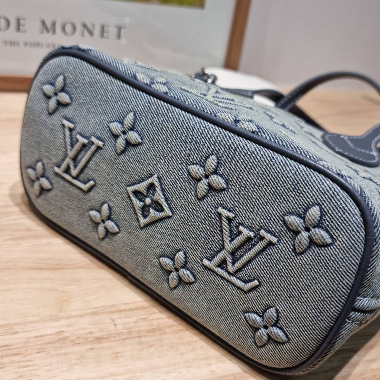 LV neverfull washed denim monogram mini bag ดีไซน์ใหม่ล่าสุดก่อนใคร กระเป๋าทรงโท้ทมินิไซส์ ที่ไม่ได้เล็กตามชื่อ มาในรูปแบบ washed denim สวยคลาสสิค ดูแพงสุดๆ