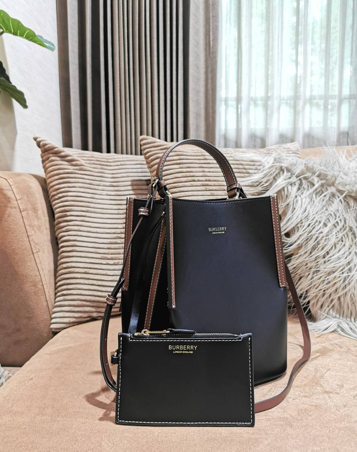 BURBERRY FRAGRANCES BUCKET BAG GIFT WITH PURCHASE พรีเมี่ยมกิ๊ฟ Limited Edition จาก BURBERRY PERFUME วัสดุหนังแท้ CalfSkin สวยหรูอยู่ทรง มาพร้อมกระเป๋าคลัชเล็กเข้าชุดกันสายคล้องสามารถถอดแยกใช้ได้ ภายในโล่งกว้างและจุสามารถใส่กล้อง มือถือ ของใช้ได้เยอะ หูจั