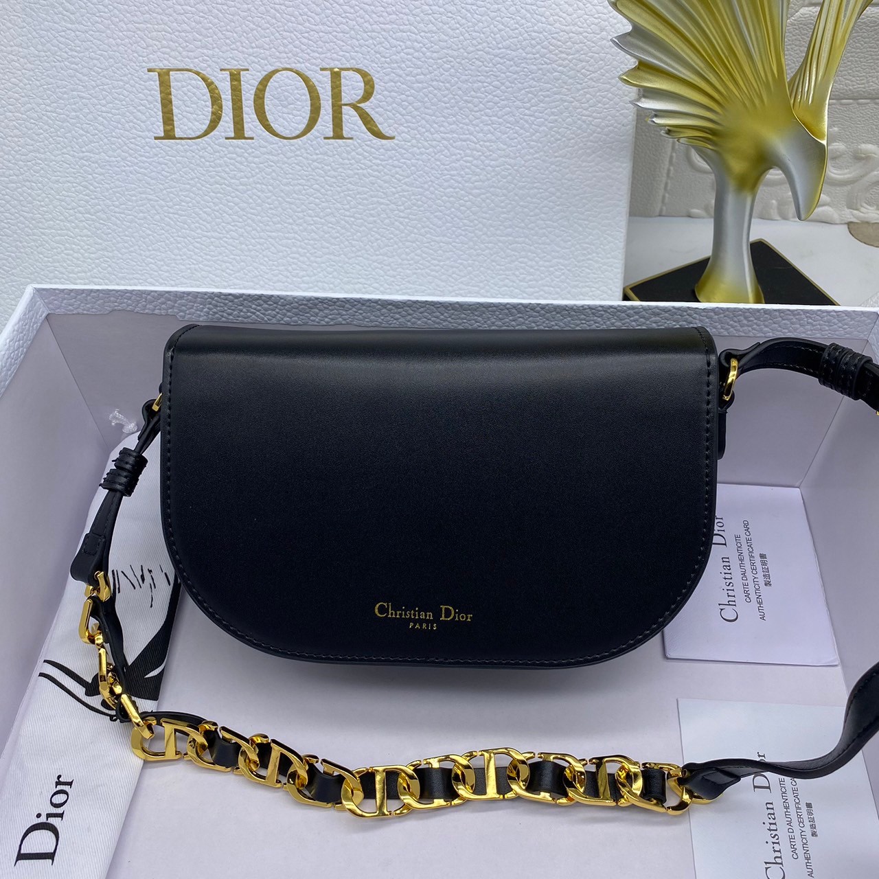 DIOR CD Signature Bag with Strap / CD OVAL CAMERA BAG / Dior Camera Bag ดีไซส์ใหม่ล่าสุด บ่งบอกถึงความหรู แต่ใช้งานได้โอกาส ใช้ได้ทั้งชายหญิง กระเป๋าสะพายทรงกล้อง ขนาดกะทัดรัด ไซส์สะพายคล่องตัว สีผู้ดีมากๆ