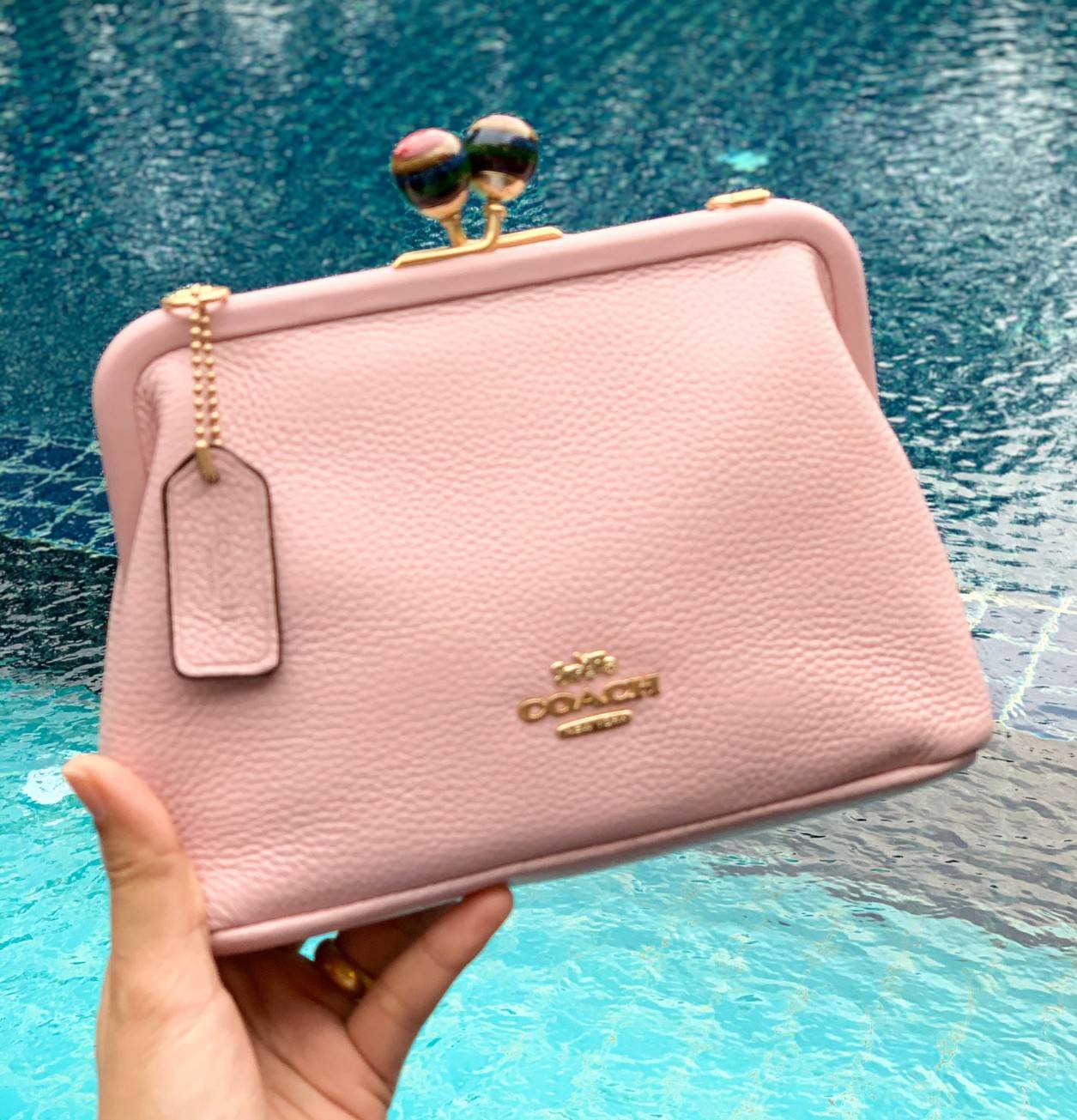 ของแท้ 💯% Coach Nora Kisslock Crossbody In Signature ((1451//1452)) หนังแท้ กระเป๋าสะพายครอสบอดี้ร์หรือสามารถถือแบบคลัทออกงานสังคมก็สวยดูดีมากๆเลยค่ะ😘 หนังแท้อย่างดีนิ่มมือค่ะ