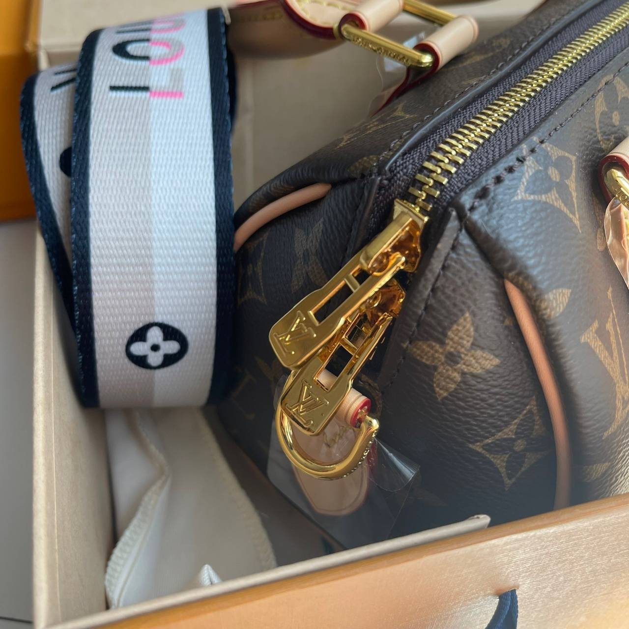 หนังแท้ LOUIS VUITTON POCHETTE SPEEDY BANDOULIÈRE 20 มาพร้อมสายผ้า มีให้เลือก2 สี ถ่ายสดจากสินค้าจริง ขนาดน่ารัก เป็น every look ที่หรูหรามากค่าา