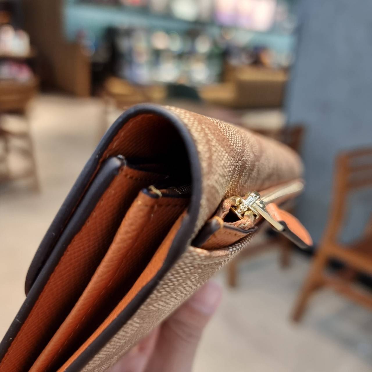 COACH F52601 POP SLIM ENVELOPE WALLET IN SIGNATURE รุ่นขายดี ขายหมด!! รุ่นหายาก!! เติมสต็อคจ้า!! กระเป๋าสตางค์รุ่นฝาพับ ดีไซน์เรียบหรู คลาสสิค ใช้งานง่ายและสะดวกมากๆ ด้วยซองซิปที่เสียบด้านหลัง ถอดแยกออกมาใช้ได้ หรือเอาออก พกกระเป๋าเดี่ยวๆก็ได้ ถือใบนี้ดูไ