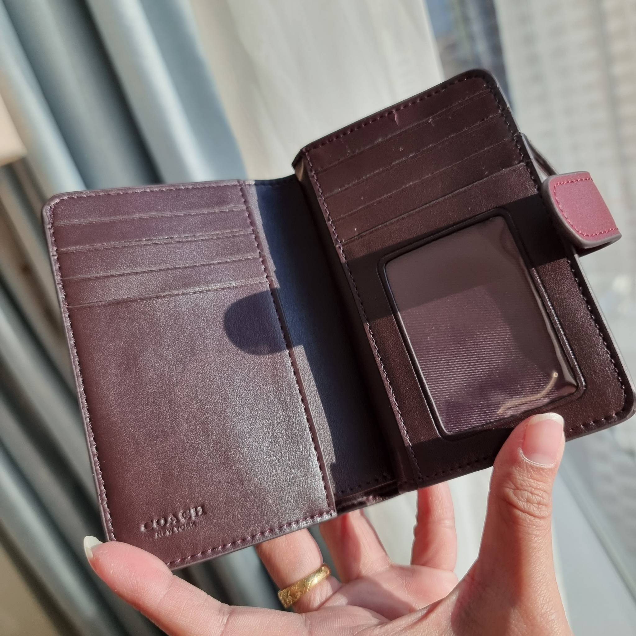 OUTLET 】COACH F25937 MEDIUM CORNER ZIP WALLET กระเป๋าสตางค์ใบกลาง 🔥 รุ่นหนังแก้วสุดฮอต!! สวยหรู ขนาดกำลังเหมาะมือ ดูดีดูแพงทุกสี มีช่องใส่บัตรและธนบัตรครบ และมีช่องแยกสำหรับใส่เหรียญ มาให้ครบเซ็ท พร้อมเสิร์ฟความสวยให้ถึงบ้านไปเลยจ้า