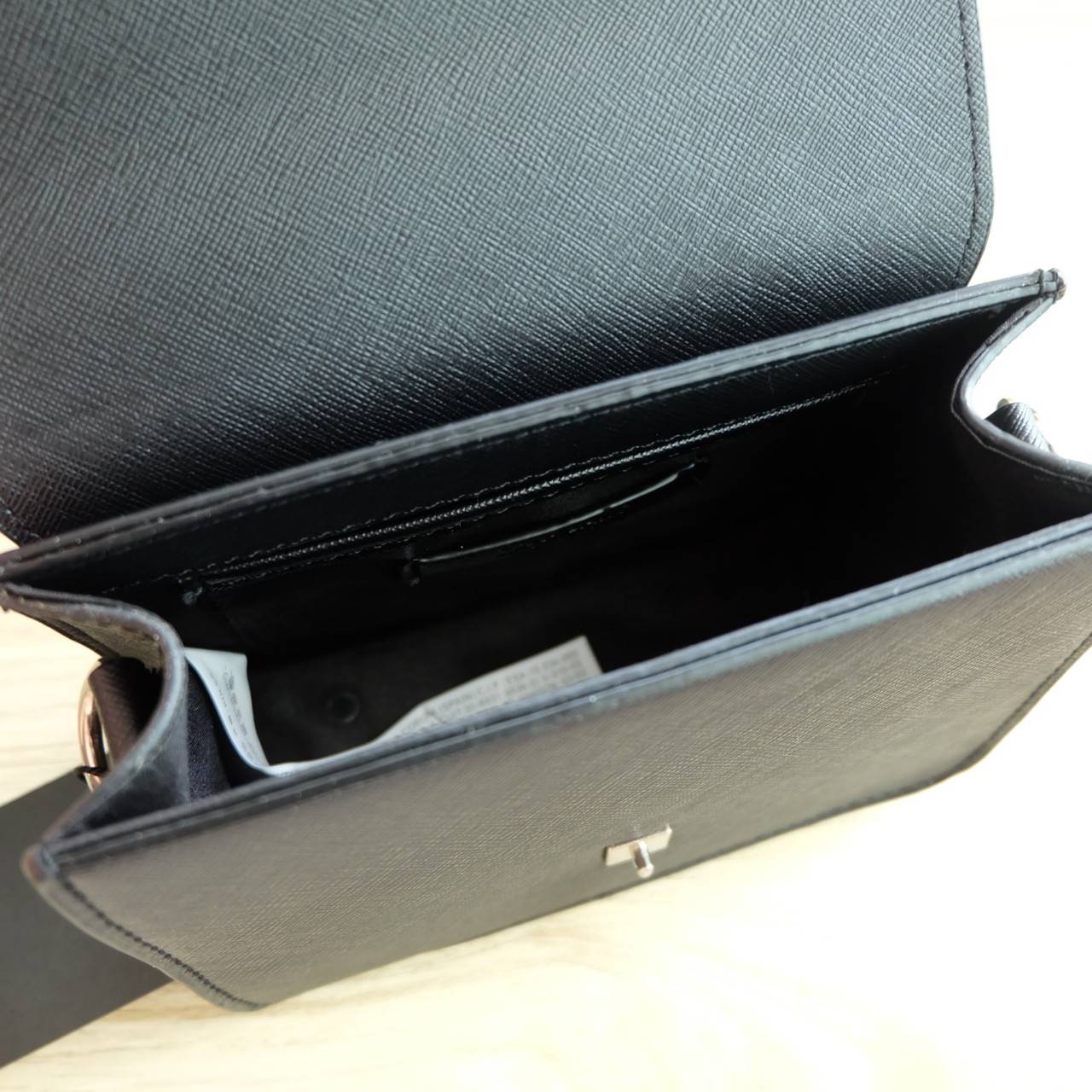 Zara Inditex Crossbody with 2 Straps Best seller กระเป๋าสะพาย วัสดุหนังลาย Saffiano ใบมินิ น่ารัก เปิด - ปิดด้วยตัวกดล็อค ภายในโล่ง มีช่องใส่ของ 1 ช่อง มาพร้อมสายสะพาย 2 แบบ สายสะพายหนัง Saffiano, สายเส้นใหญ่ แบบมีลาย ถอด ปรับได้ค่ะ