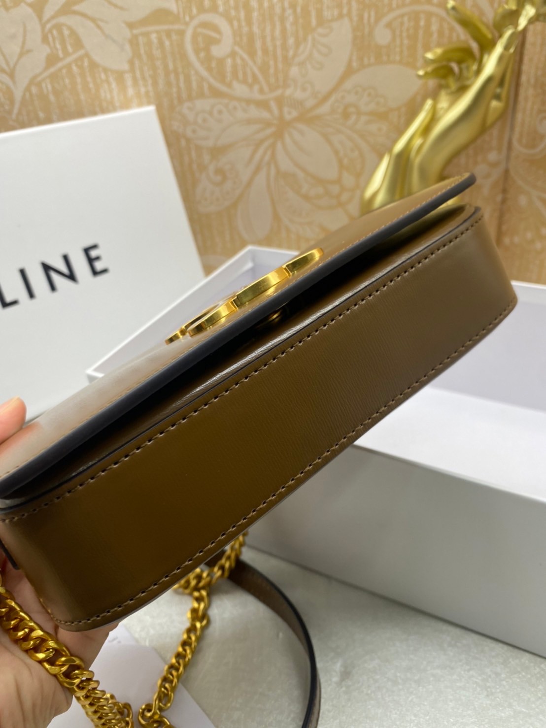 20cm CELINE SHOULDER BAG TRAPEZE IN SHINY CALFSKIN / CELINE POCHETTE BAG / CELINE TRIOMPHE BAG small รุ่นใหม่ล่าสุด ไม่มีไม่ได้เลยกับไอเท็มสุดคลาสสิค กระเป๋าสะพาย ทรงพอชสวยอยู่ทรง ดูดี ดูแพง สายถอดได้ ใช้งานสะดวก