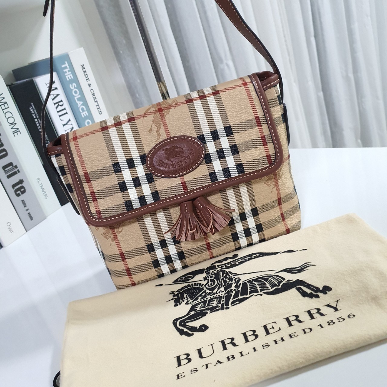 พรีเมี่ยมกิ๊ฟแท้ 100% 】BURBERRY CROSSBODY VINTAGE BAG VIP GIFT WITH PURCHASE (GWP) พรีเมี่ยมกิ๊ฟ Limited Edition จากBURBERRY วัสดุหนังPVC สวยอยู่ทรง เปิดปิดด้วยฝาปิดกระดุมแม่เหล็กประดับริบบิ้นพู่