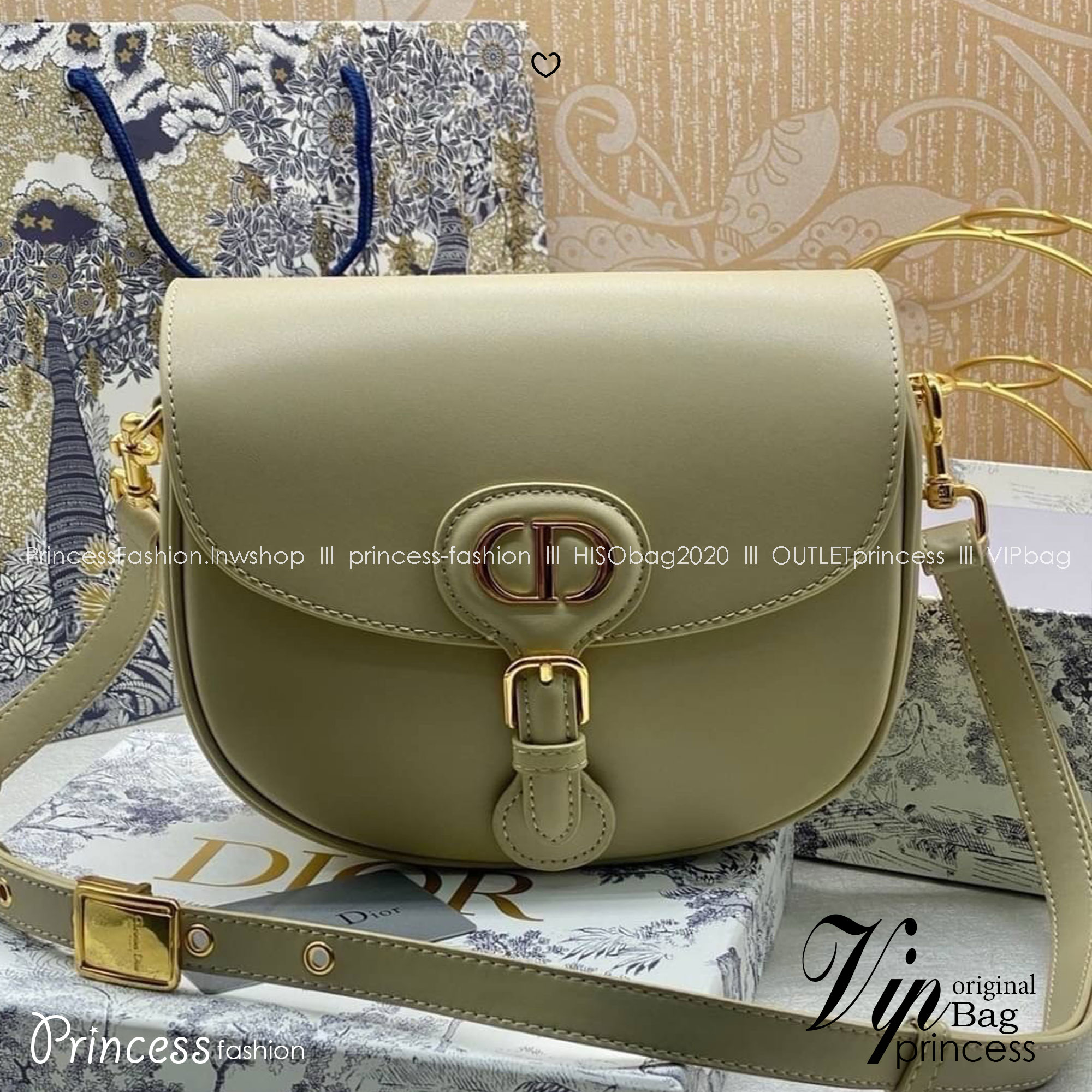 Dior Bobby Medium Bag Dior Oblique jacquard fabric in blue กระเป๋าสะพายทรงโฮโบรุ่นยอดนิยม คลาสสิคสุดหรู ด้วยเส้นสายที่ประณีตและสัดส่วนที่กลมกลืนลงตัวอย่างสวยงาม เกรดท็อปออริ ใช้งานต่างประเทศได้