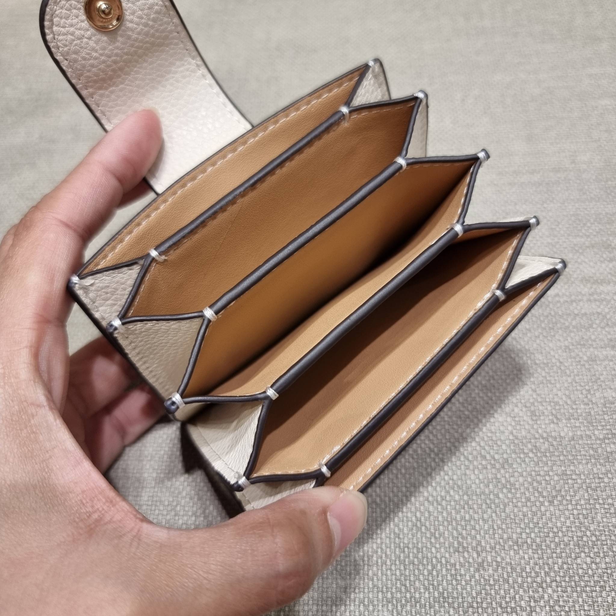 COACH C8325 ACCORDION CARD CASE WITH DREAMY LAND FLORAL PRINT ไอเท็มที่ทำใจฟูจัดเลยจ้า กับกระเป๋าถนอมบัตร ที่สาวๆตามหา ดีไซน์ลวดลายน่ารักมากๆ ขนาดกะทัดรัด พกพาสะดวก วัสดุหนัง pepble ภายในเป็นช่องใส่บัตรได้หลายใบ เหมาะมากสำหรับใครที่มองหากระเป๋าแบ่งสัดส่วน