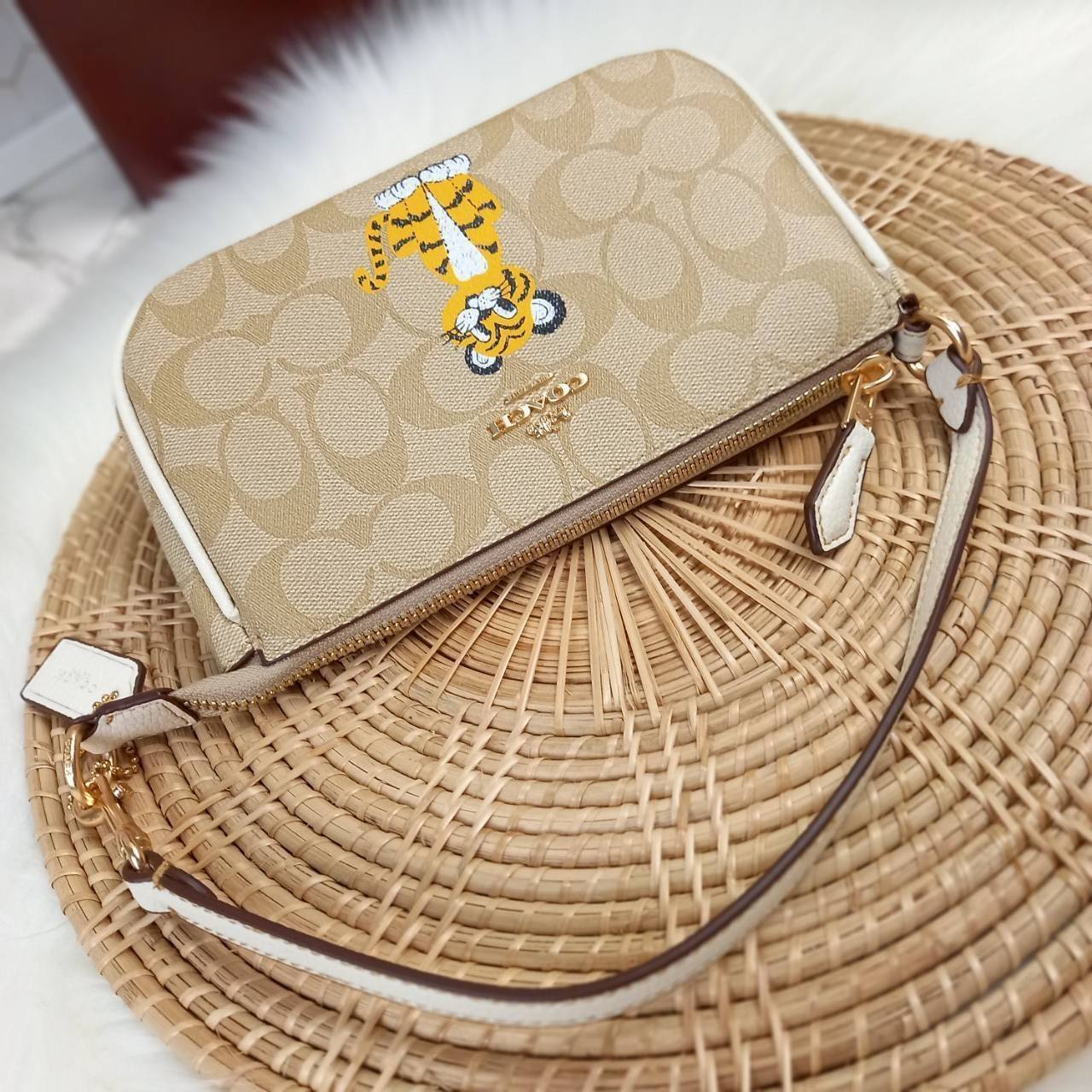 COACH NOLITA 19 IN SIGNATURE CANVAS WITH TIGER (C7699) 😻กระเป๋าถือ กระเป๋าสะพายทรงพอชเล็ก ปรับเป็นคล้องมือได้ รุ่นนี้ บอกเลยว่าใช้ง่ายสะพายคล่องมากๆ// จะสะพายไหล่ หรือปรับเปลี่ยนมาเป็นแบบคล้องมือเก๋ๆก็ยังได้ เพียงแค่ถอดตะขอมารวมกันไว้ที่หูกระเป๋าข