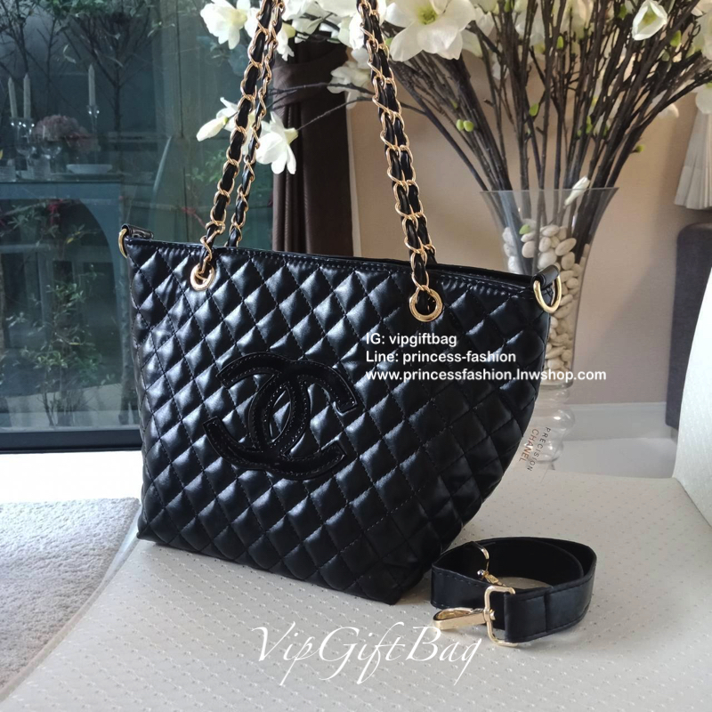 Chanel Tote & Shopping Bag กระเป๋าสะพายทรง Shopping Bag พรีเมี่ยมกิ้ฟ Limited Edition ของแท้ 100% นำเข้าจาก Chanel Perfume Counter ใบใหญ่วัสดุหนัง PU ประดับโลโก้ CC สุดคลาสสิค ซับใน Polyester 100% เปิดปิดด้วยกระดุมแม่เหล็ก จุสุดๆ สามารถใส่เอกสารA4หนังสือ 
