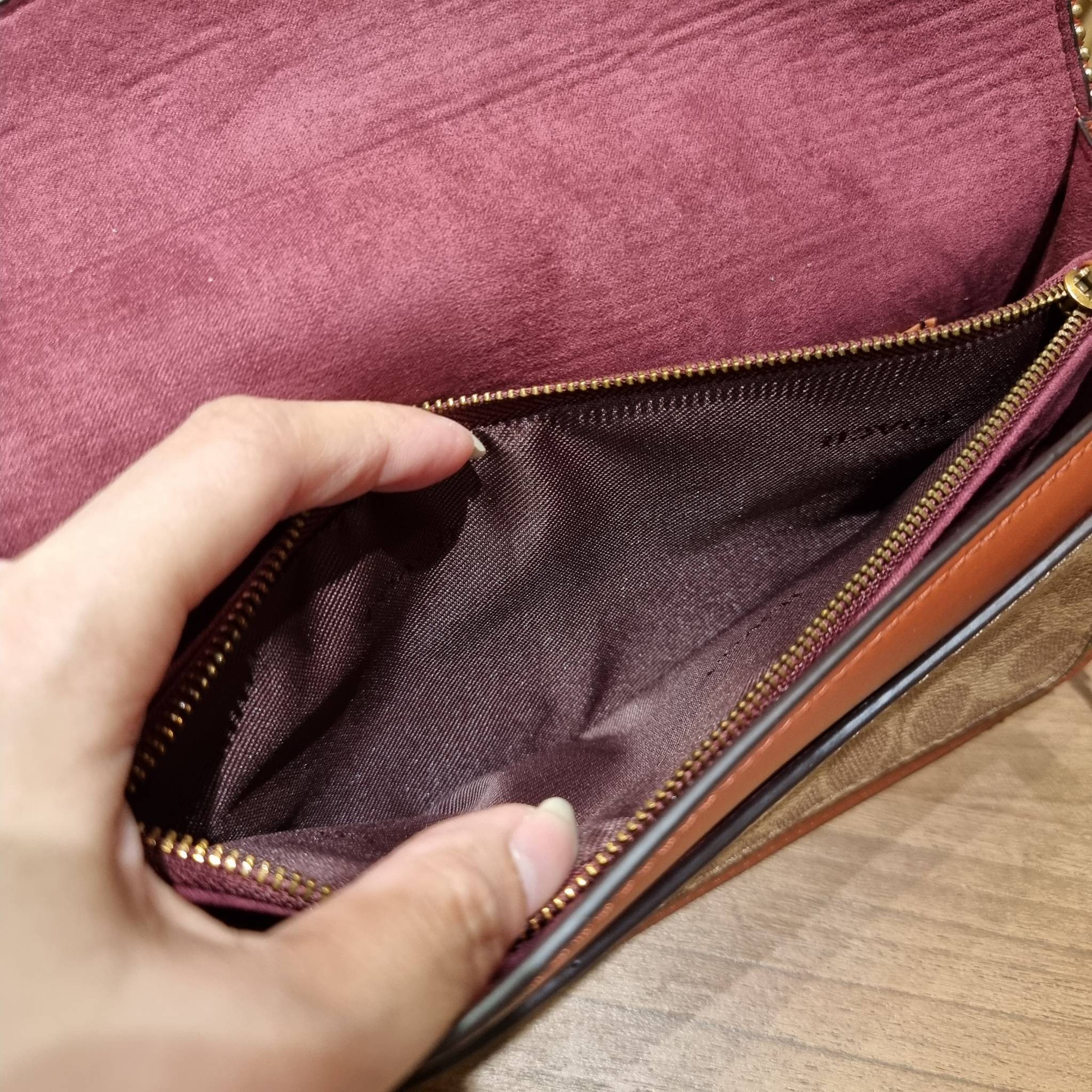 COACH TABBY SHOULDER BAG 26 IN SIGNATURE CANVAS WITH BEADCHAIN (6793,91215) กระเป๋าสะพายไหล่ ดีไซน์วินเทจย้อนยุค สวยคมชัด คลาสสิคใช้ได้ทุกลุค วัสดุหนังแท้สลับหนังแคนวาสเคลือบลาย เปิด-ปิดด้วยแม่เหล็กในตัว รับรองแน่นหนา ด้านหลังมีช่องแยก ภายในเป็นช่องโล่ง ข