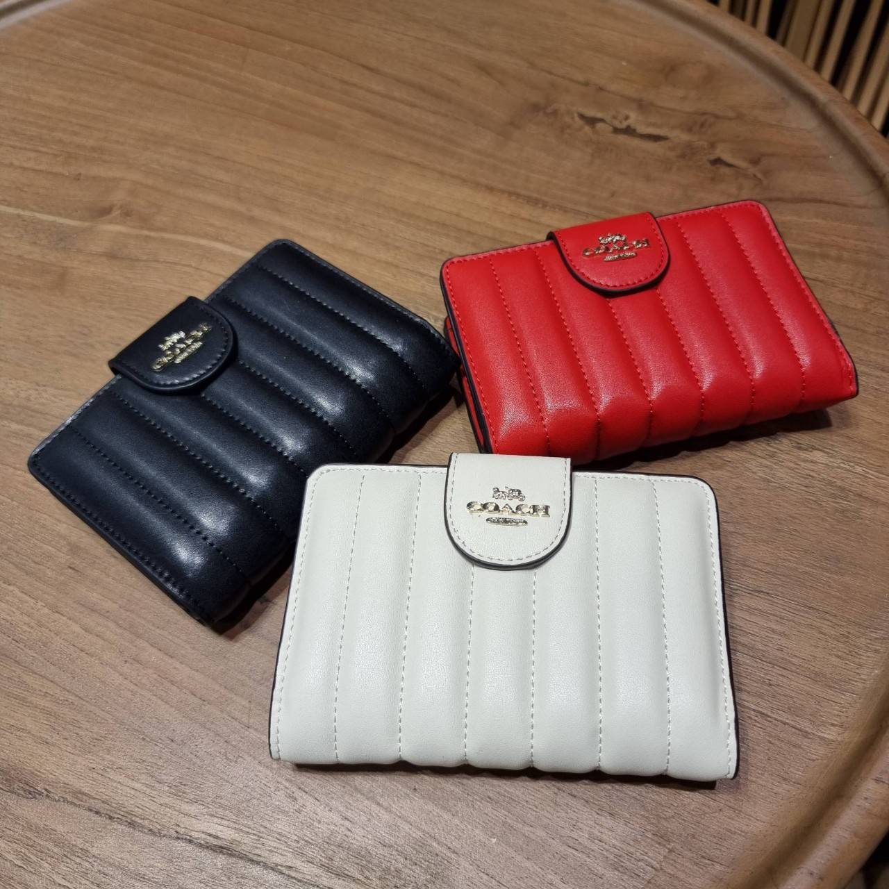 COACH C3454 MEDIUM CORNER ZIP WALLET ความหรูที่ซื้อได้!! กระเป๋าสตางค์ดีไซน์ใหม่ล่าสุด ออกแบบมาหรูดูดี ดีเทลลูกเล่นบุหนัง nappa นิ่มขึ้นเงาสวยมากๆ เปิด-ปิดใช้งานง่าย มีช่องซิปแยก มีช่องใส่บัตร ใส่ธนบัตรได้ทุกชนิด สะดวกใช้จริงๆใบนี้ สาวๆได้ไปใช้แล้วไม่อยาก