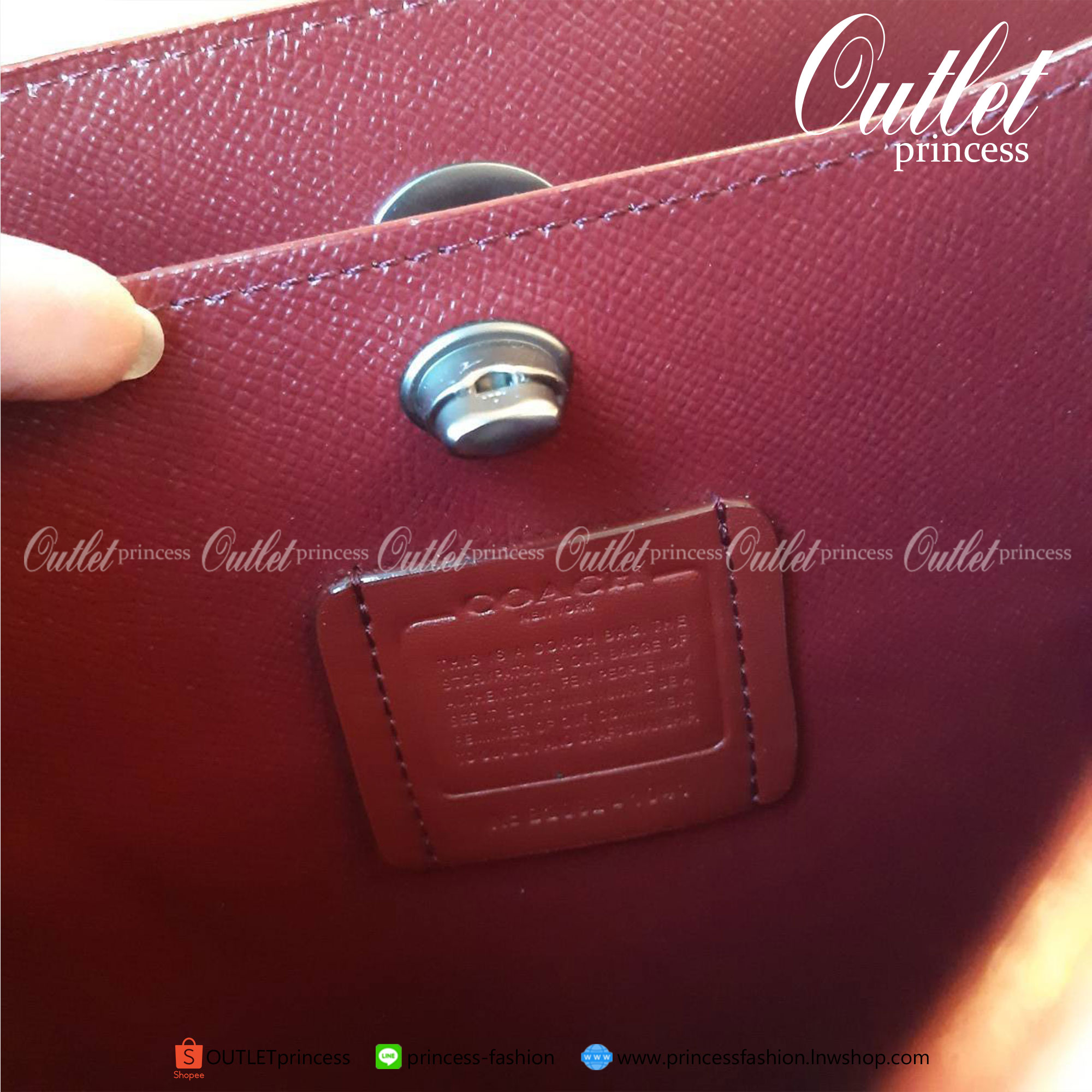 COACH 1041 CHARLIE BUCKET 21 WITH WILDFLOWER PRINT กระเป๋าบัคเก็ตทรงสวย ลุคคุณหนูอีกหนึ่ง!! มองยังไงก็สวยหวาน วัสดุหนังสังเคราะห์ลายลิ้นจี่ ดีไซน์ดอกไม้คละเต็มใบ เปิด-ปิดด้วยตัวบิดล็อค มีสายสะพายมาให้ ปรับได้ตามตัวจ้า รุ่นนี้หายากแล้วน้า ต้องรีบมีได้แล้วจ