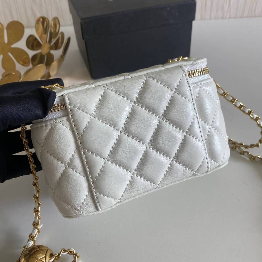 VIP GIFT 】หนังแกะแท้ CHANEL Box With Chain สายโซ่ทองหรูมาก หนังเรียบฟู ขึ้นเงา กระทบแสงยิ่งสวยค่าา โทนสีสวยสดใส เหมาะมากสำหรับสาวๆ ชิคๆ ต้องบอกเลยรุ่นนี้เหล่าเซเลบใช้กันเยอะมากๆ แค่อะไหล่ก็หรูไปเดินครึ่งแล้วค่าา😁 พร้อมส่งที่ไทยที่นี่ที่เดียว