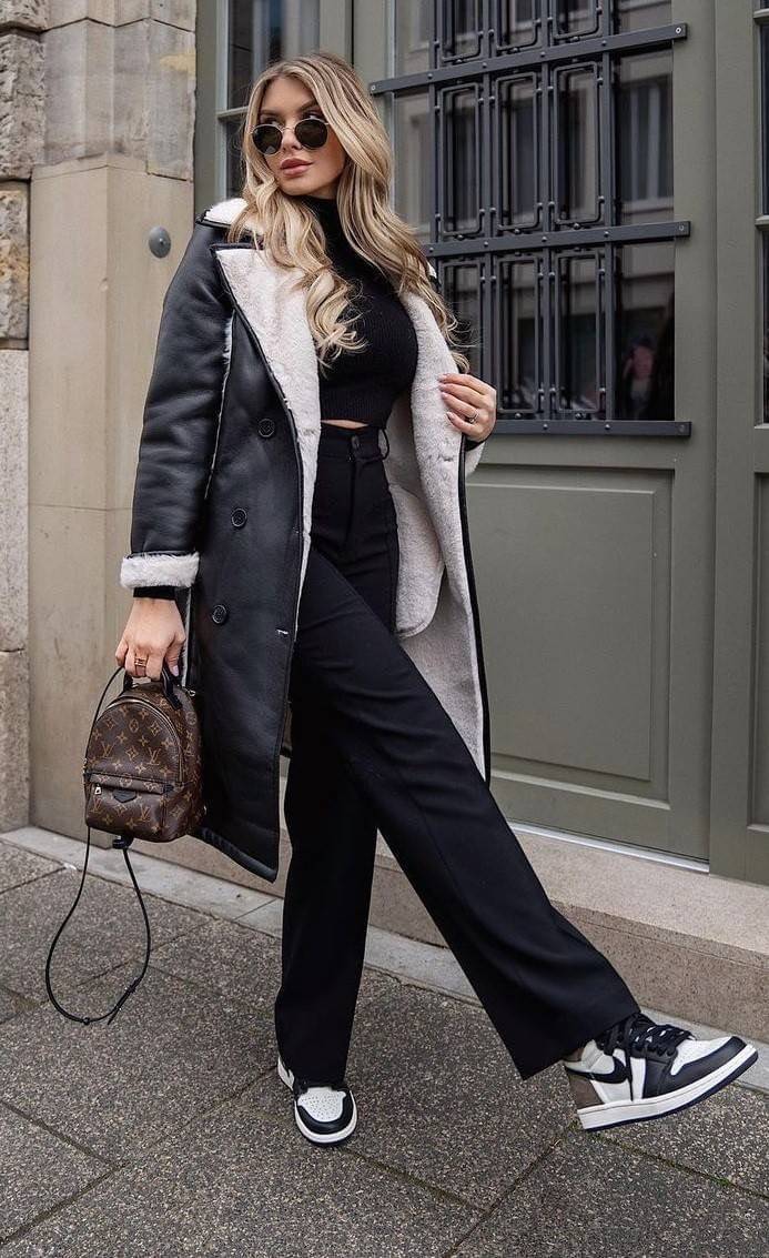 LV Backpack Size Mini | สายสะพายเล็ก ถอดได้ LV palm springs New in!! เข้าแล้วกับไอเท็มยอดฮิต หรูหราพร้อม box set สุดสวย ที่สุดของความคุ้มค่า LV palm springs กระเป๋าแบ็คแพ็ค มาให้เลือก 2 ไซส์ ขายดี วัสดุหนังแคนวาสคุณภาพดี มีช่องซิปแบ่งสัดส่วน ใบเล็กสายวะพา