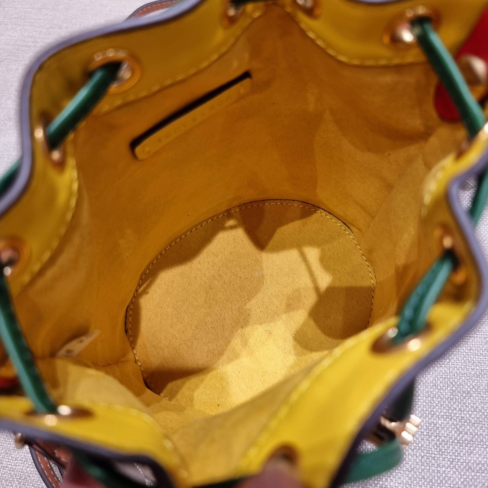 MINI : TORY BURCH T MONOGRAM COLOR-BLOCK JACQUARD MINI BUCKET BAG ใหม่ล่าสุด กับกระเป๋าบัคเก็ตทรงสวย ไซส์มินิ ในราคาน่ารัก โดดเด่นด้วยลวดลายเอกลักษณ์ ผสานลายคัลเลอร์บล็อค โทนสีตัดกันอย่างลงตัว ถักทอบนวัสดุ woven jacquard ลายคมชัด สลับส่วนของหนังแท้ ภายในเ