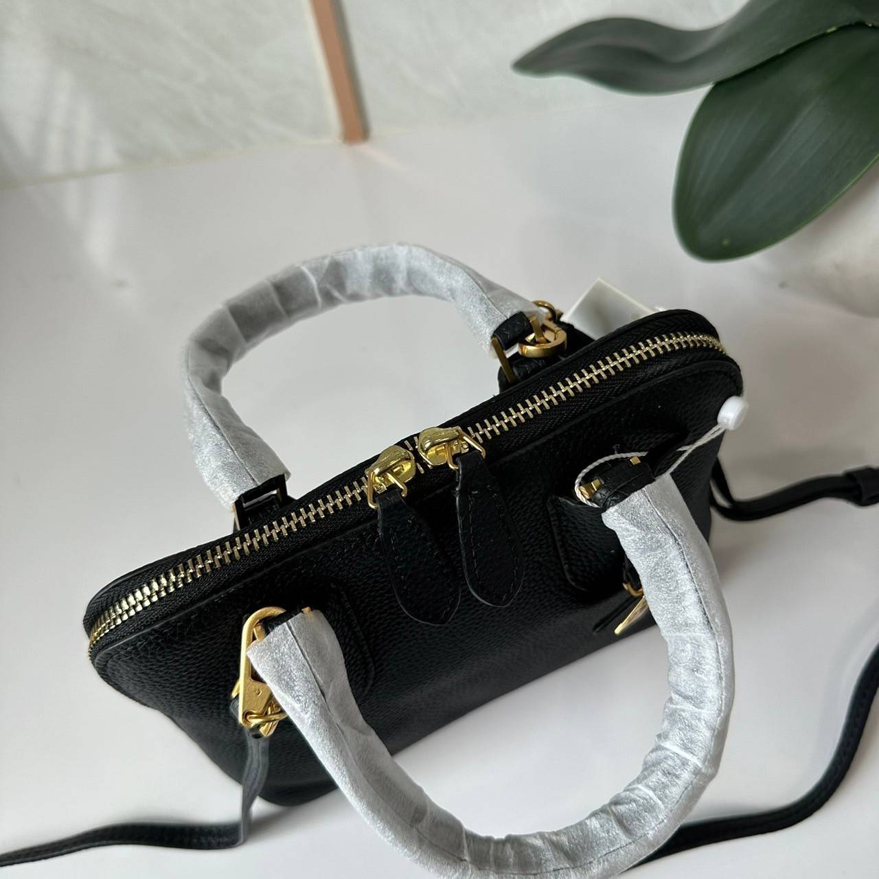 TORY BURCH MINI PEBBLED SWING BAG / Tory Mini Swing Bag in Pebbled Leather / T Monogram Jacquard Swing Bag กระเป๋าสะพาย คอลเลคชั่นใหม่ล่าสุดดีไซน์สุดคลาสสิก รูปทรงโดม