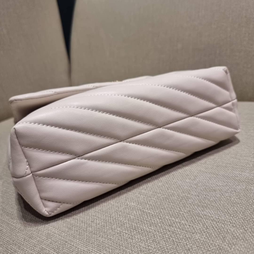 TORY BURCH KIRA CHEVRON CONVERTIBLE SHOULDER BAG (SMALL / MEDIUM) กระเป๋าสะพายรุ่นยอดฮิต ไซส์คลาสสิค ที่ใช้ยังไงก็ดูหรู ดีไซน์เฉพาะตัว วัสดุหนังแกะ สัมผัสนิ่ม เปิด-ปิดด้วยกระดุมแม่เหล็ก ภายในเป็นช่องโล่ง ใส่กระเป๋าสตางค์ มือถือ เครื่องสำอางค์ พาวเวอร์แบงค