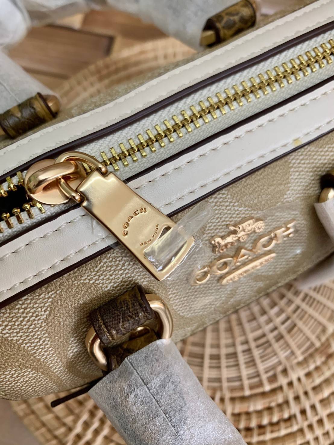 จิ๋วแต่แจ๋วไปเลยค่าา😘 COACH MICRO ROWAN CROSSBODY ((2300)) MINI พร้อมส่ง! บอกเลยสาวๆห้ามพลาด ใบจริงสวยมากๆค่ะ! กระเป๋าขนาดมินิๆ หนังCanvas ผสมหนังบายหูตรงหูหิ้วได้ลงตัวสวยวามมากๆเลยค่ะ//ด้านหน้ามีช่องซิปเล็กใส่เหรียญ เปิดปิดช่องหลักแบบซิป ภายในใส่