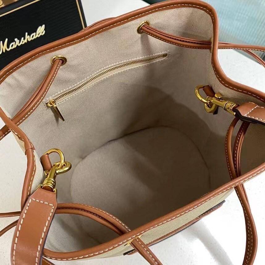 Celine Vip Gift Bag กระเป๋าถือหรือสะพายไหล่ วัสดุ Canvas สวยหรูอยู่ทรง อะไหล่ทอง ติดโลโก้แบรนด์ด้านหน้า หรูหรา มีสายยาว ถอดสายได้ ปรับระดับได้ น้ำหนักเบา มาพร้อมถุงผ้าแบรนด์ ไม่ควรพลาด ใบจริงสวยมากก คุณค่าที่คุณคู่ควรค่า