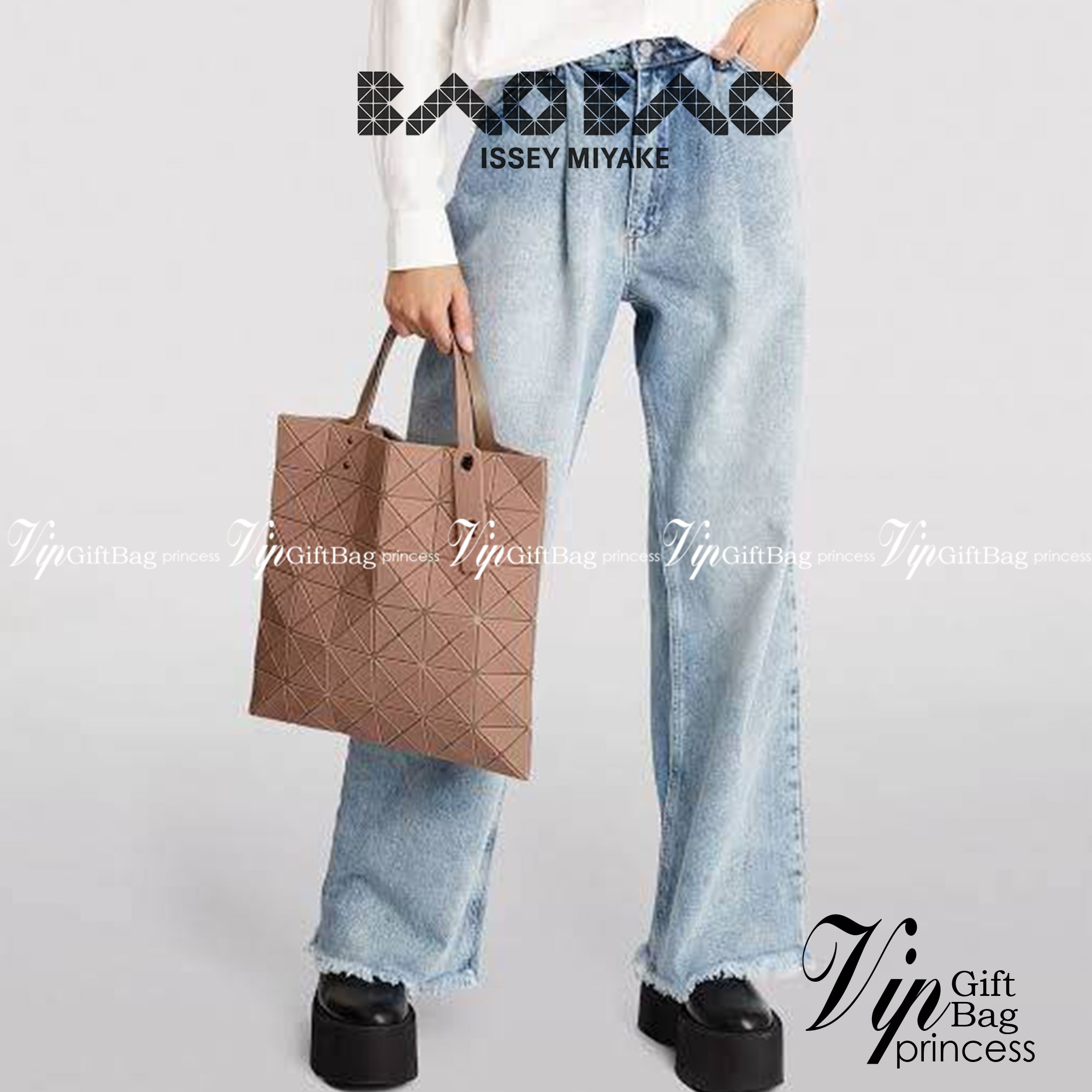 BAO BAO ISSEY MIYAKE LUCENT ONE-TONE กระเป๋าสะพายไหล่ ทรงโท้ท ใบใหญ่สวยมาก ปรับได้หลายทรงตามเอกลักษณ์เฉพาะของแบรนด์นี้ วัสดุ 100% POLYESTER PARTLY: SYMYHETIC LEATHER ด้านในใส่ของได้เยอะมาก ใส่ไอแพด สมุดโน้ตได้สบายเลย วัยทำงานหรือวัยนักศึกษา อย่างน้อยต้องม