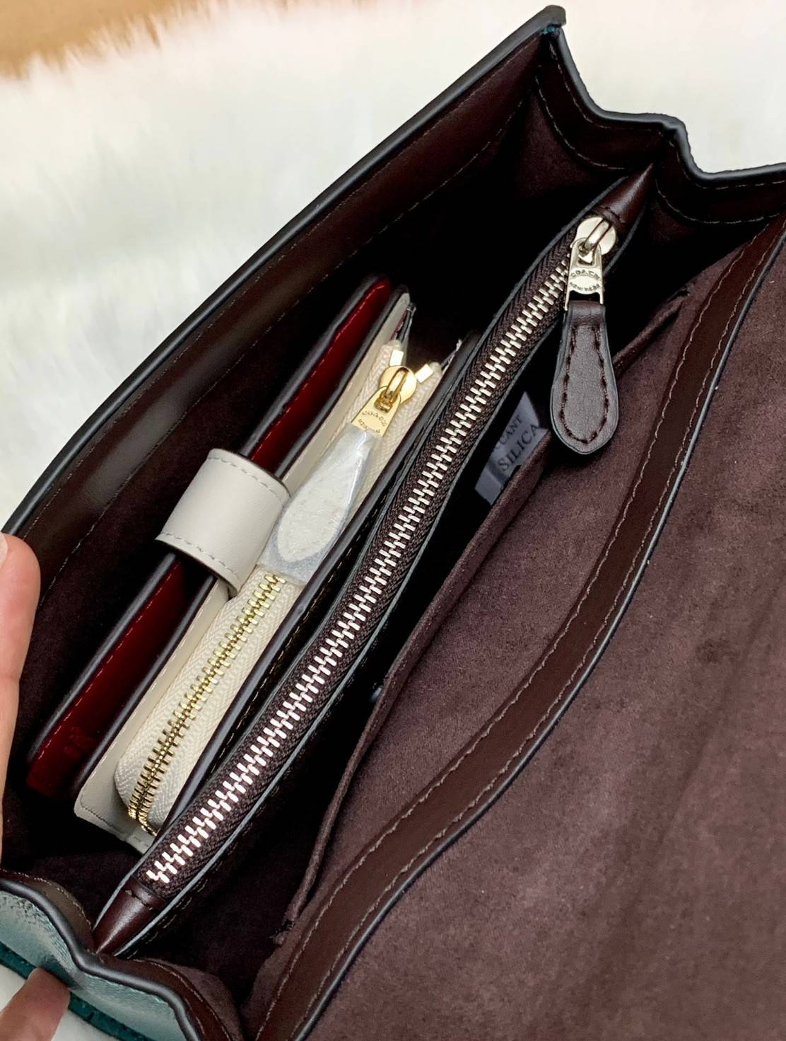 COACH TILLY SATCHEL 23 ((C1802//C1439/C1435)) พร้อมส่งที่ไทยทันทีค่ะ! กระเป๋าสะพายครอสบอดี้ร์หรือหิ้วก็เก๋ไปอีกค่ะ หนังแท้สวยงาม เปิดปิดกระเป๋าแบบหมุนล็อค ภายในมี2ช่องหลัก ใส่กระเป๋าเงินใบกลางได้;มือถือได้ทุกรุ่น;ของจำเป็นสาวๆได้ครบค่ะ;มีช่องซิปกลางและช่อ