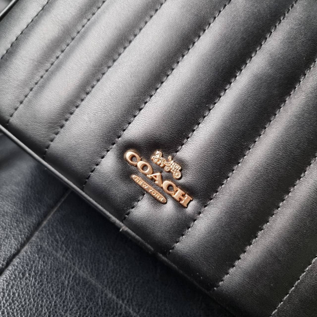 COACH C1569 JES CROSSBODY WITH LINEAR QUILTING ใหม่ล่าสุด!! กระเป๋าสะพายข้าง รุ่น 2 ซิป ใบใหญ่จุใจ ดีไซน์ใหม่ เพิ่มลูกเล่นให้ดูหรูหรายิ่งขึ้น วัสดุหนังสังเคราะห์บุเป็นลายเส้นสวยงาม เปิด-ปิดด้วยซิป 2 ช่องหลัก ใช้งานง่าย ทรงสวยมากๆรุ่นนี้ มาพร้อมสายสะพาย cr