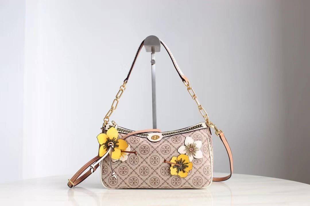 Tory Burch T Monogram Braided Floral Studio Shoulder Bag กระเป๋าถือหรือสะพายไหล่ลาย Monogramวัสดุผ้าJacquard+หนังแท้ ตัดเย็บอย่างปราณีต ผสานงานแกะสลักหนังสุดวิจิตร ประดับตกแต่งด้วยดอกไม้เพิ่มความหรู เป็นกระเป๋าดอกไม้ของฤดูกาลนี้ที่เพิ่มความซับซ้อนและแสนหว