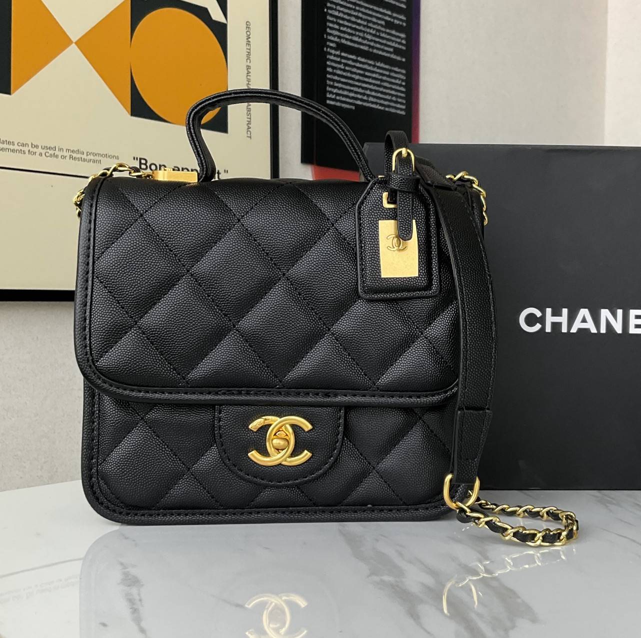Chanel Handle Flap bag / Chanel Caviar Quilted Sweet handle Flap bag กระเป๋าทรงสะพายข้าง ที่กำลังมาแรงมาในตอนนี้ ตัวกระเป๋าเป็นหนังลายคาเวียร์สวยหรูมาก