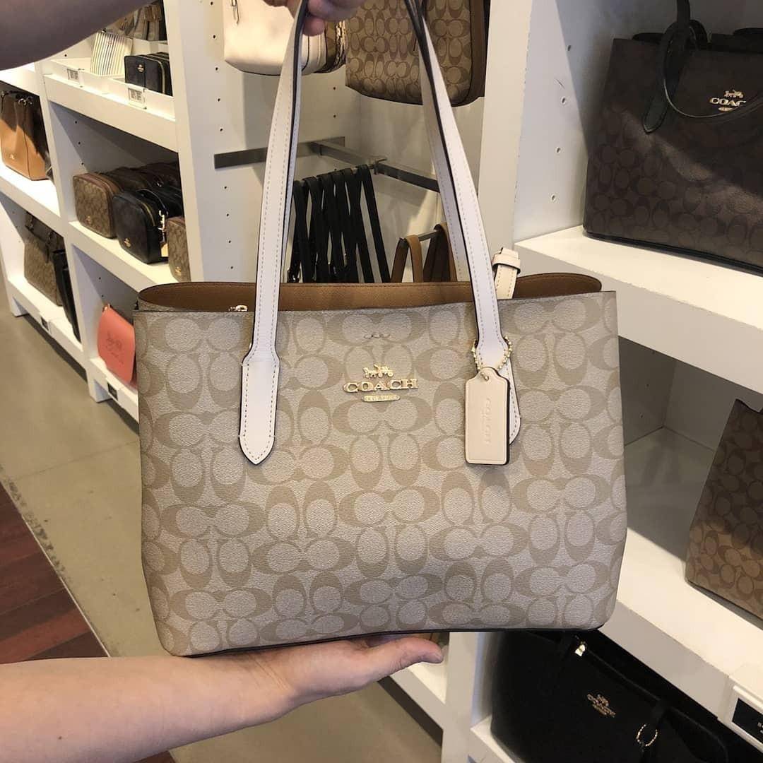 OUTLET 】COACH 73293 MINI AVENUE CARRYALL IN SIGNATURE CANVAS กระเป๋าสะพายรุ่นคลาสสิค คัมแบคแล้วจ้าแม่!! ไซส์กำลังสวย วัสดุหนังแคนวาสคุณภาพดี ด้านข้างเก็บทรงได้ เปิด-ปิดด้วยกระดุมแม่เหล็ก ใช้งานง่าย มีช่องซิป ใบนี้เห็นเล็กๆ แต่จุได้เยอะพอสมควรเลยน้า ɣ