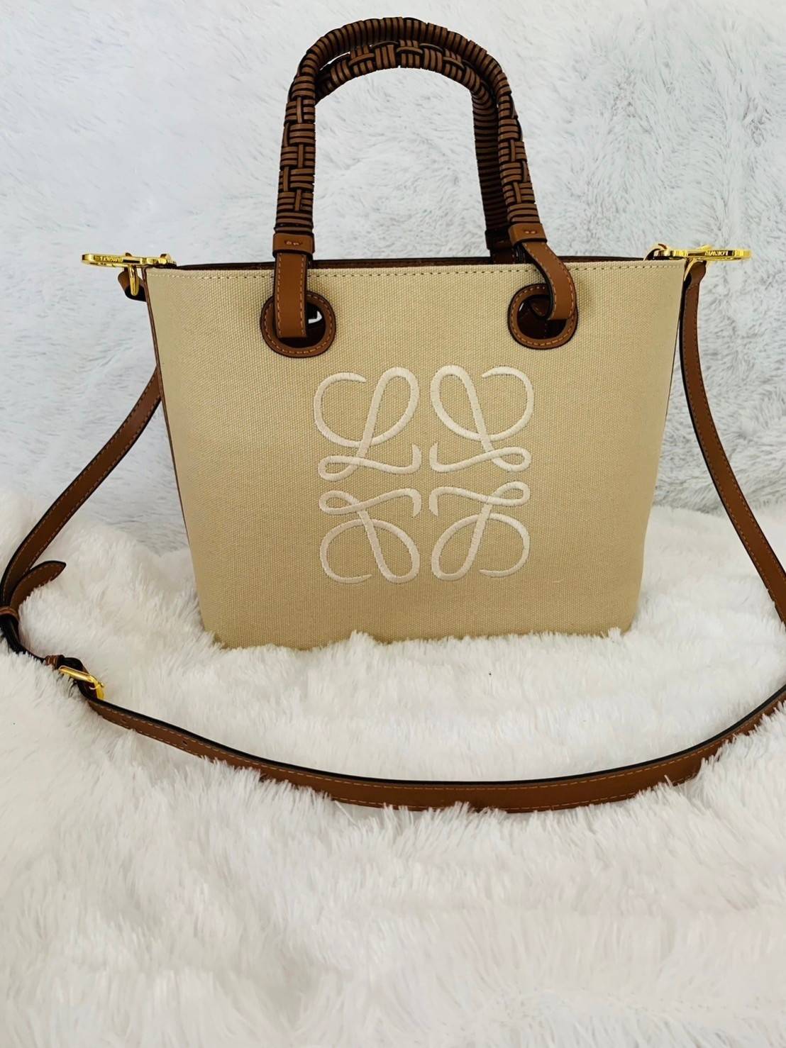 Loewe Anagram leather canvas tote bag / Loewe Tote Bag กระเป๋าโท้ทน้องใหม่ วัสดุทำจากหนังแคนวาส ใช้งานทนทาน ออกแบบมีสายสะพายไหล่และหูหิ้ว เรียกว่าใช้งานได้แบบ 2 in1 งานสวยล้ำ ไม่ซ้ำใคร ปักโลโก้ Anagram ที่ด้านหน้า เปิด-ปิดด้านบนด้วยเชือกผูก ด้านในมีช่องสำ