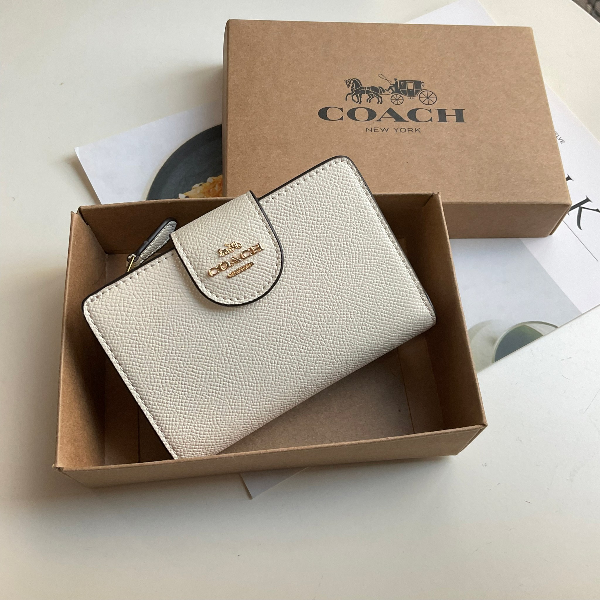 COACH SMALL WALLET IN SIGNATURE CANVAS กระเป๋าสตางค์ใบกลาง แบบพับสองตอน เปิดปิดด้วยกระดุมปั้มแบรนด์ ด้านในมีช่องใส่บัตรหลายช่อง พร้อมช่องใส่รูป และช่องใส่ธนบัตร ด้านหลังมีช่องซิปเหรียญอีกหนึ่งช่อง น้ำหนักเบา พกพาสะดวก อะไหล่ทองสุดหรู ห้ามพลาดค่ะ!
