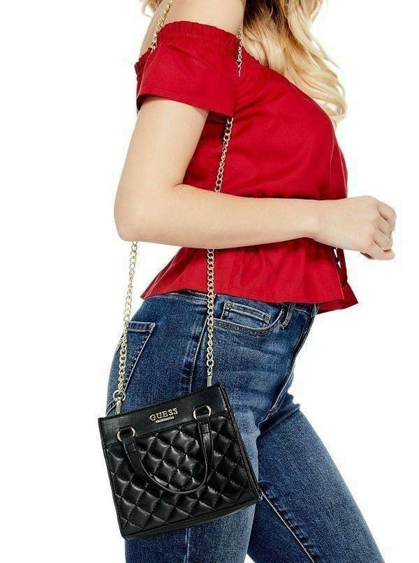 GUESS TAYLOR MINI SATCHEL CROSSBODY BAG กระเป๋าสะพายใบเล็ก สไตล์ สวยหรู คุณหนู ไฮโซ น่ารักมากๆ วัสดุหนังpu เย็บลายตาราง หนังนิ่ม จับนุ่มมือ และ ลายทาง หนัง saffiano ตั้งอยู่ทรง แบบน่ารักไม่ซ้ำใคร ด้านหน้าประดับโลโก้แบรนด์ อะไหล่ทอง มาพร้อมสายโซ่ ถอดออกได้