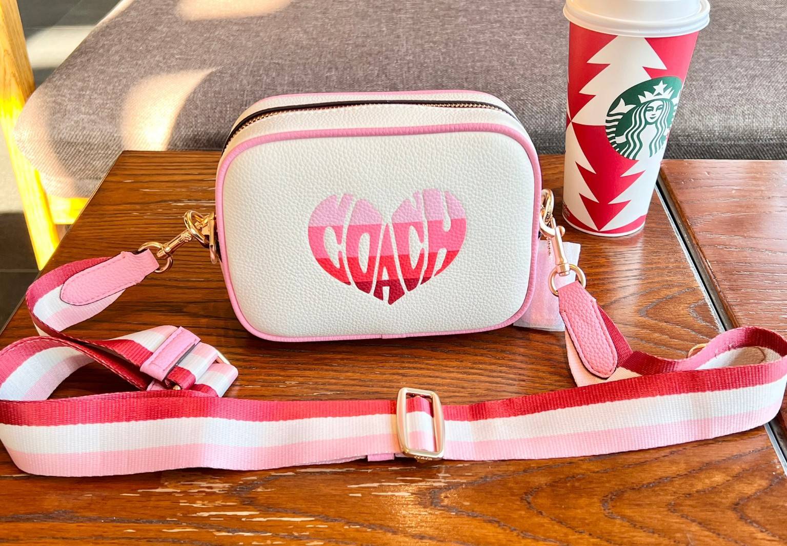 ใจละลายหมดแล้วค่า 😍 Coach Mini Jamie Camera Bag With Stripe Heart Motif ((CA072)) พร้อมส่งล่าสุด! กับกระเป๋าสะพายแบบครอสบอดี้ร์ บอกเลยน้องน่ารักสีสวยมากๆค่ะ