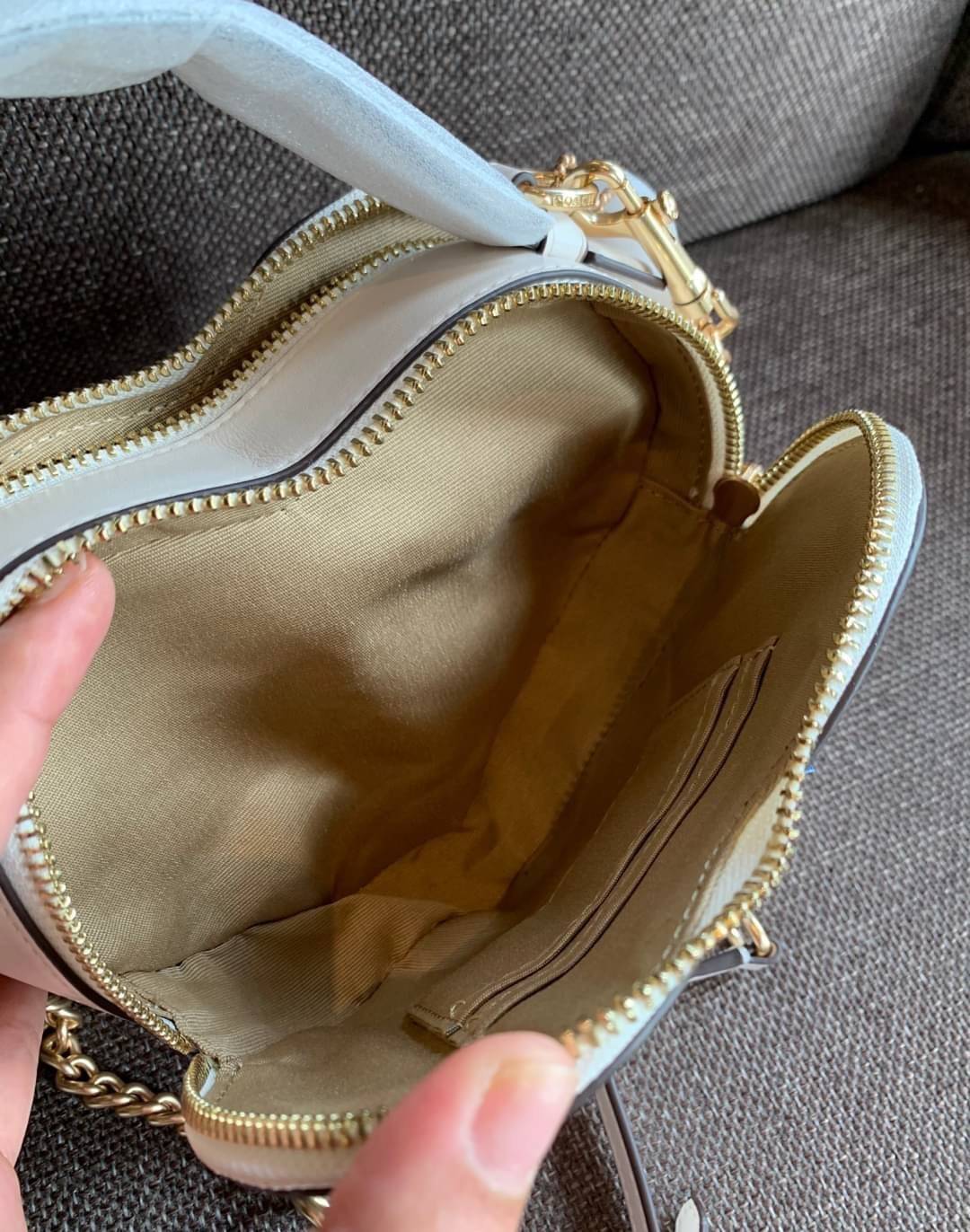 ต้อนรับวาเลนไทน์นี้ ❤️พร้อมส่งความรักหว๊านหว๊านค่ะ❤️ COACH HEART CROSSBODY BAG ((C5118//C5119)) 💥Limited edition หลงรักแน่นอน💋 พร้อมส่งที่ไทยก่อนใครวันนี้!