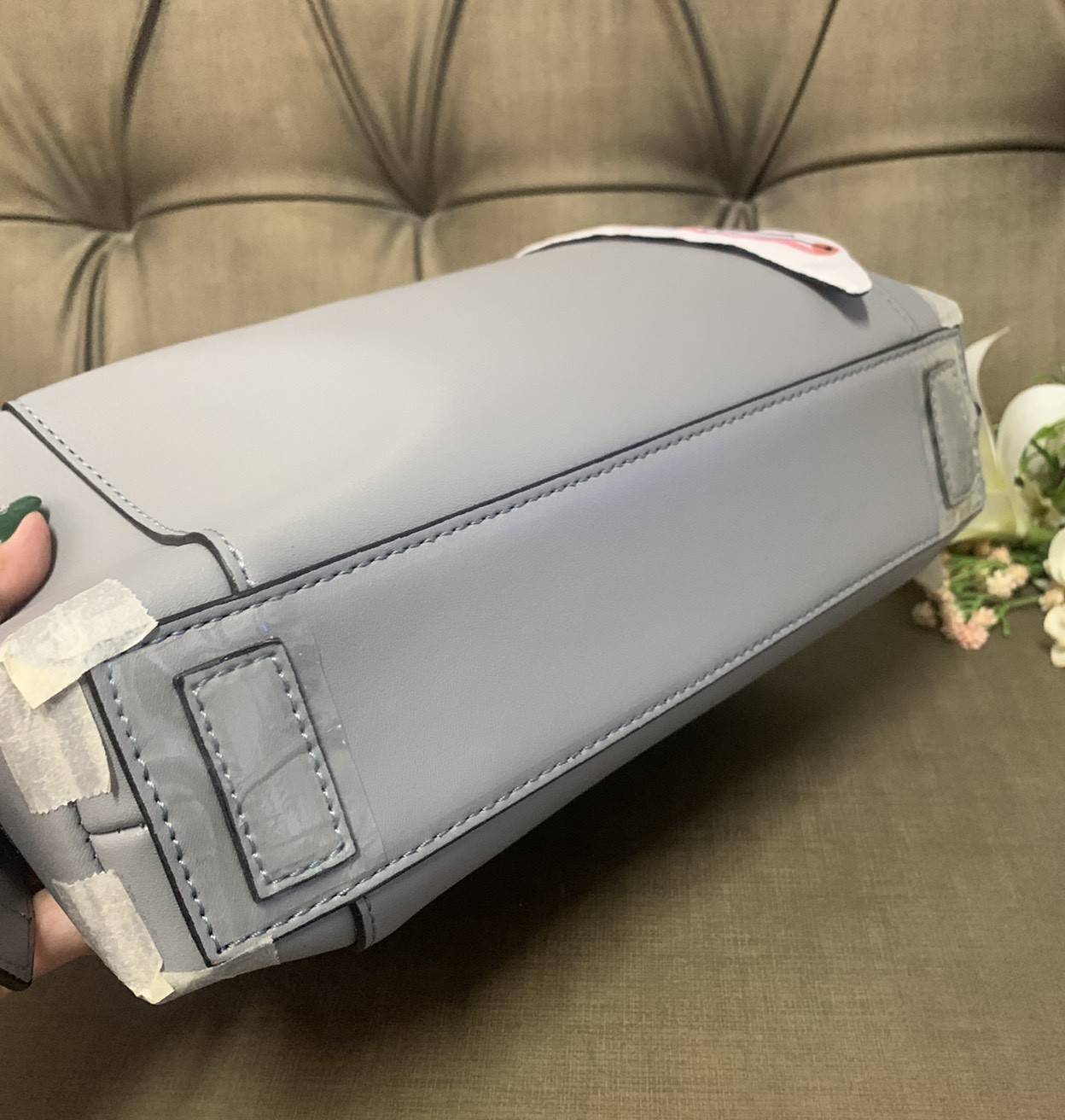 Givenchy Antigona Soft Small Leather Bag เข้ารอบใหม่ ราคาดีต่อใจ .. ไม่มีไม่ได้แล้ว! กระเป๋ารุ่น Iconic อย่าง Antigona Soft รุ่น "Classic" **มาพร้อมผ้าผูกโบว์ น่ารักมากมาย ประดับด้วยสัญลักษณ์ของแบรนด์ Givenchy ด้านหน้า **อะไหล่เงิน ไอเท็มยอดฮิตท