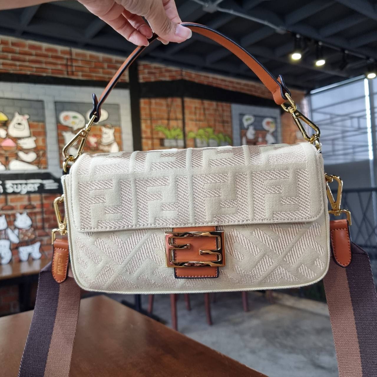 FENDI BAGUETTE CANVAS SHOULDER BAG กระเป๋าสะพายพรีเมี่ยมกิ๊ฟ หายาก สีเหลืองทอง หรู โดดเด่น ดีไซน์ปั๊มโลโก้รอบใบ วัสดุผ้าแคนวาส ทนทาน มาพร้อมสาย 2 แบบ สำหรับคล้องแขน และสายครอสบอดี้สีทูโทน เปิด-ปิดด้วยกระดุมแม่เหล็ก ภายในเป็นช่องโล่ง ใส่โทรศัพท์ กระเป๋าสตา