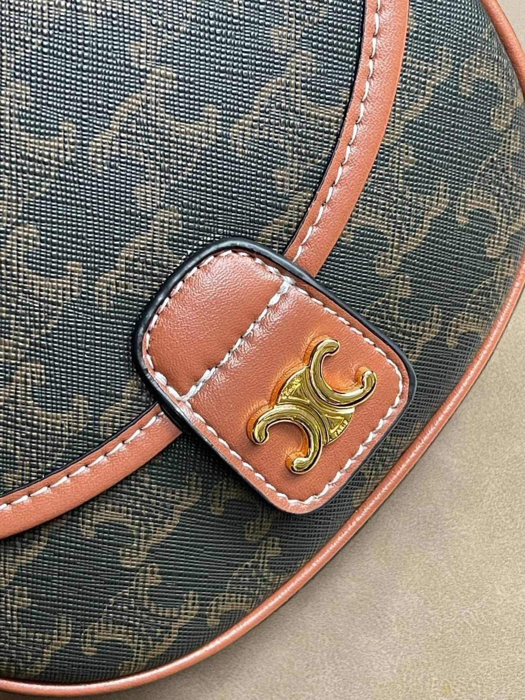 CELINE MINI BESACE IN TRIOMPHE CANVAS หรูหราไปกับกระเป๋าหนังแคนวาสลาย triompe ด้วยขนาดที่กะทัดรัดและดีไซน์ที่เรียบหรูนี้ จึงสามารถนำไปแมทช์กับการแต่งตัวได้ง่าย ไม่ว่าจะเป็นสไตล์การแต่งตัวเท่ ๆ จนถึงสไตล์การแต่งตัวน่ารัก ๆ เพิ่มความหรูหราและโดดเด่นด้วยการต