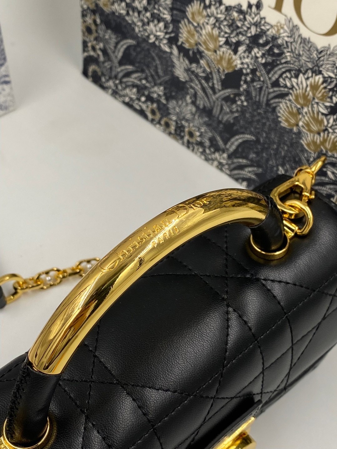 Mini Dior Ange Bag Macrocannage CD clasp with white resin pearl กระเป๋าถือพร้อมสายสะพาย ประดับตัวล็อคมุก สวยงามเหนือกาลเวลา เกรดออริ 1:1 ใช้งานต่างประเทศได้