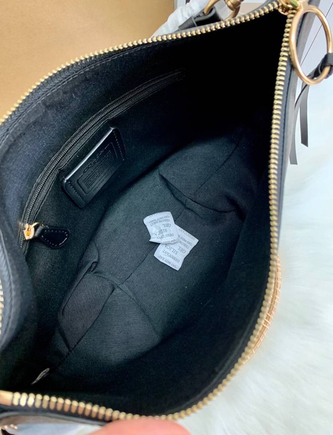 OUTLET 】ปรับราคาลง ได้ไปไม่ผิดหวังแน่นอนจ้าา💥 Coach Pebble Leather Small Skylar Hobo Shoulder Bag((90738)) พร้อมส่งที่ไทย ล่าสุด! กระเป๋าหิ้ว//สะพายข้างได้ ทรงน่ารัก ละมุน หนังแท้ หนังนิ่มมือดีมาก หลงรักแน่นอนค่าา! เปิดปิดกระเป๋าแบบซิปมีพู่ห้อย ใช